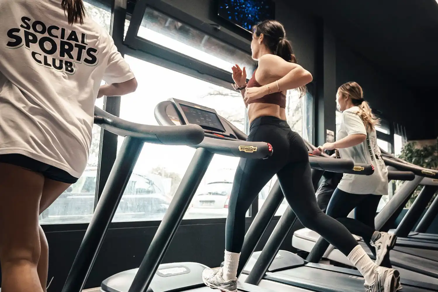 Personnes utilisant tapis de course en salle Keepcool pour entraînement cardio endurance