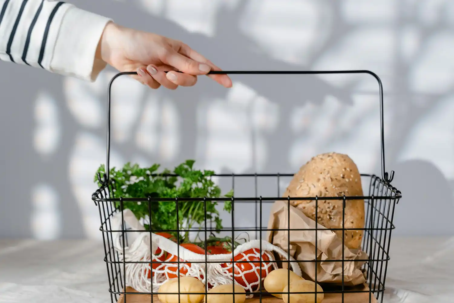 Panier healthy avec produits frais : pain complet, légumes verts et fruits, idéal pour alimentation équilibrée et énergie en salle de sport.
