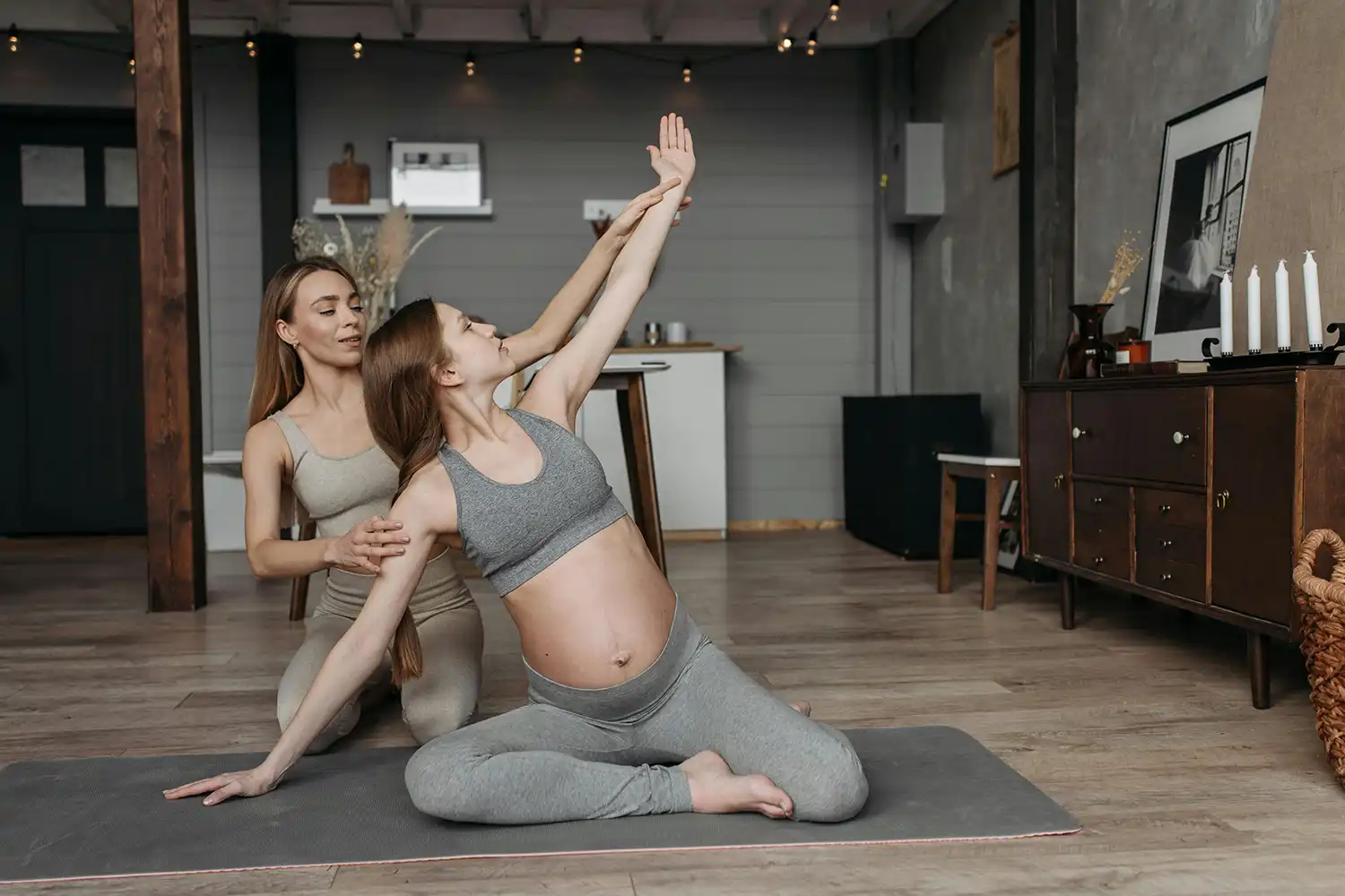 Cours prénatal yoga deux femmes posture équilibre salle sport grossesse bien-être