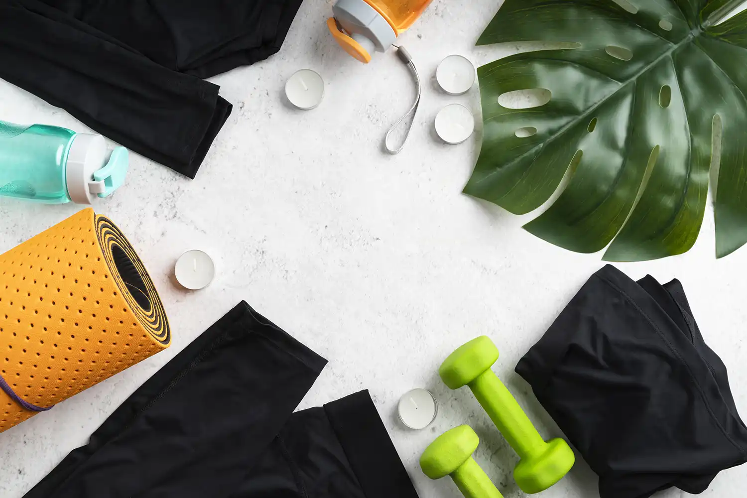 Accessoires fitness été : serviette microfibre, gourde, haltères légers, vêtements sport respirants, équipement salle de sport