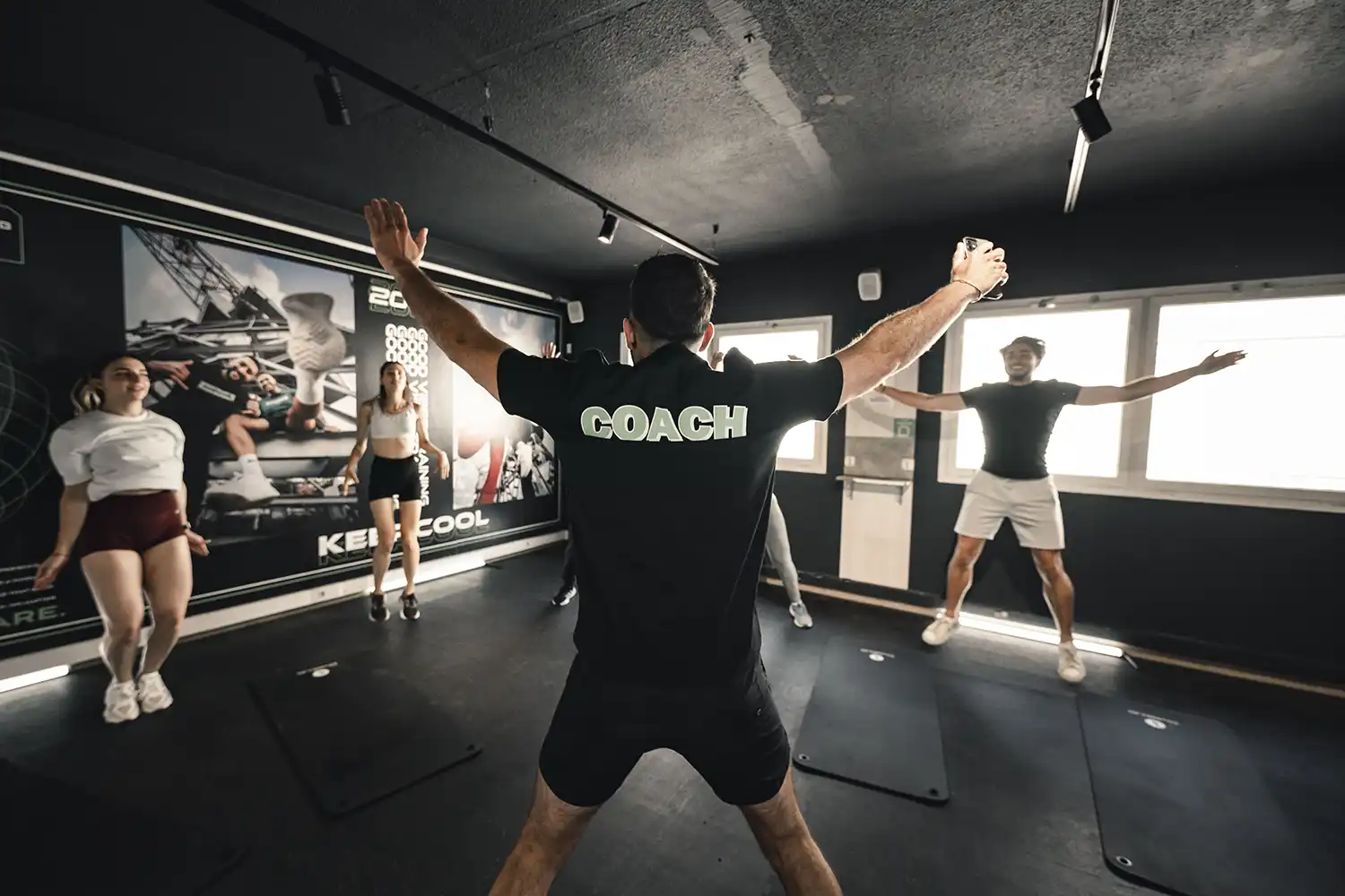 Coach guidant séance HIIT salle Keepcool avec suspension et exercices dynamiques