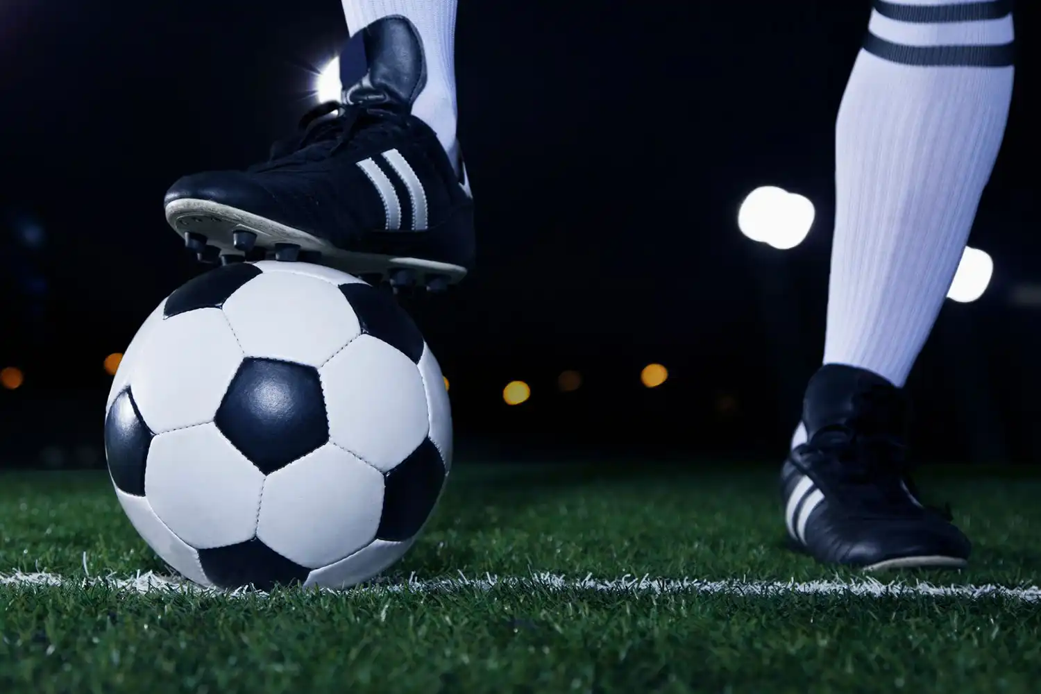 Football exercice contrôle balle pied terrain synthétique salle sport