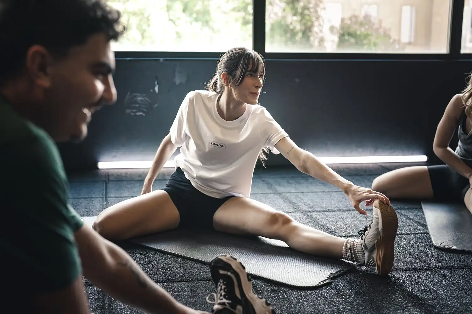 Étirements dynamiques cours collectif salle sport souplesse fitness