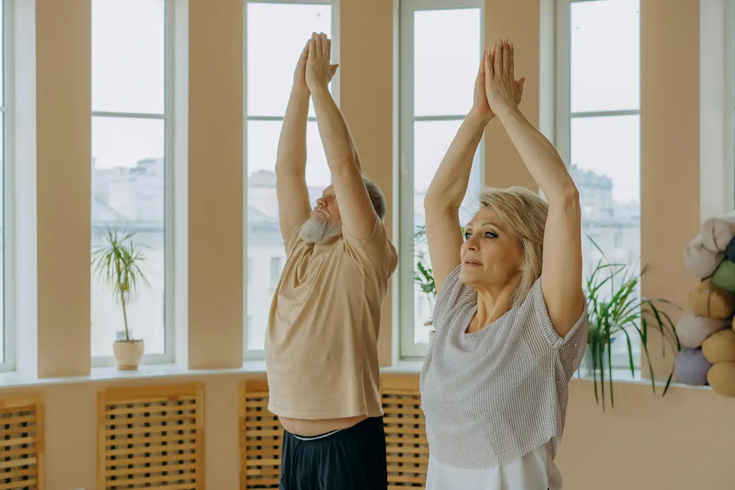 Cours collectif seniors étirements bras levés salle Keepcool