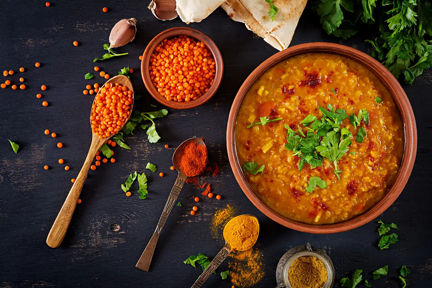 Bowl de dhal protéiné lentilles butternut lait coco, épices et accompagnements sains pour énergie sportive