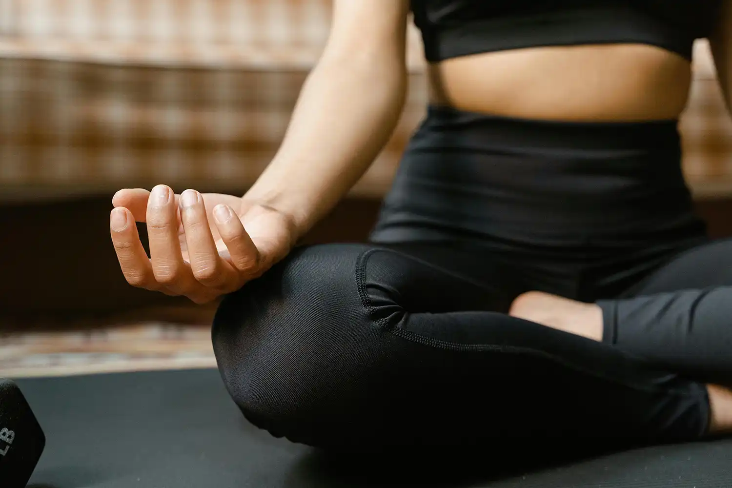 Méditation assise en salle de sport, posture de relaxation pour gérer le stress et améliorer le bien-être