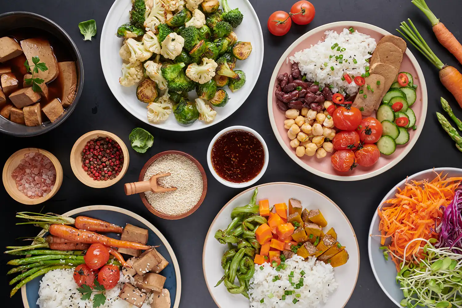 Assortiment plats végétariens équilibrés : salades, légumes frais, protéines végétales, idéal pour alimentation sportive et santé