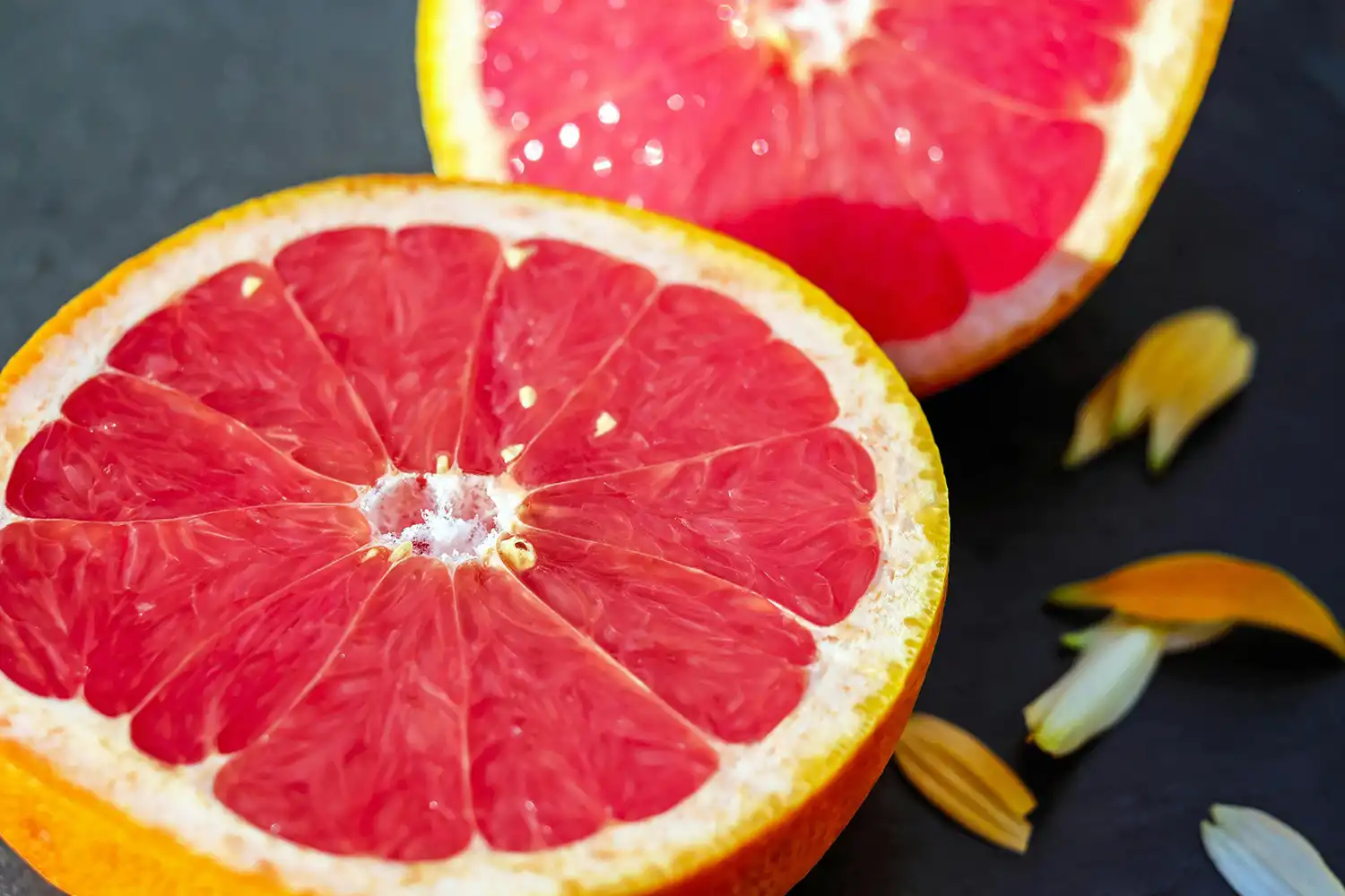 Grapefruit coupé frais, riche en vitamine C, idéal pour l'énergie et la récupération sportive