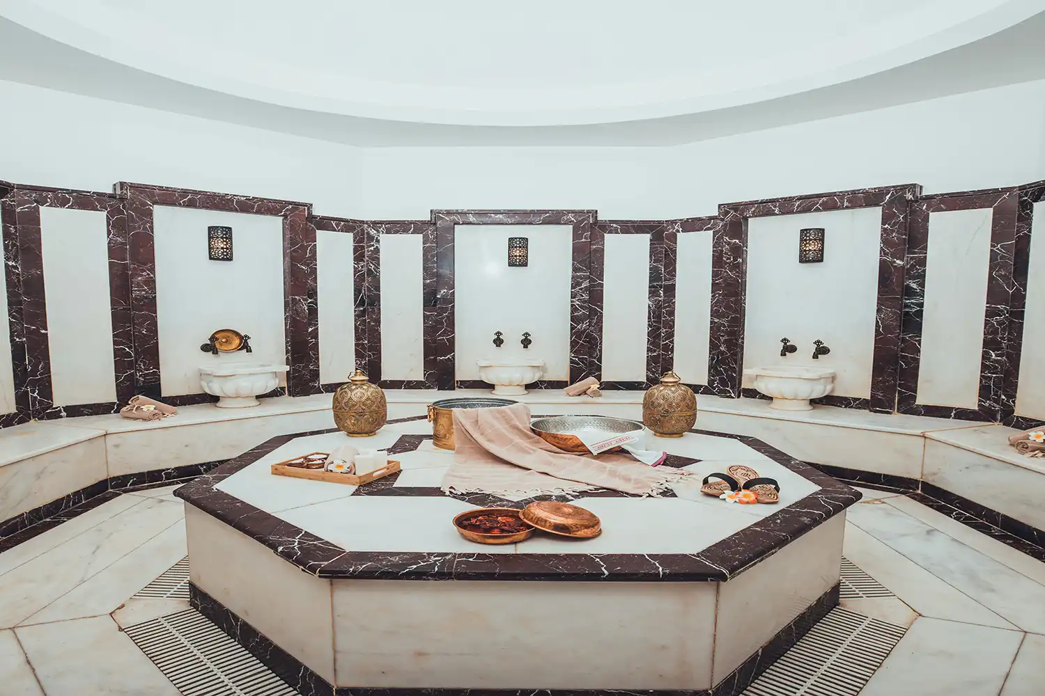 Hammam avec bassins de vapeur et espaces détente pour relaxation musculaire