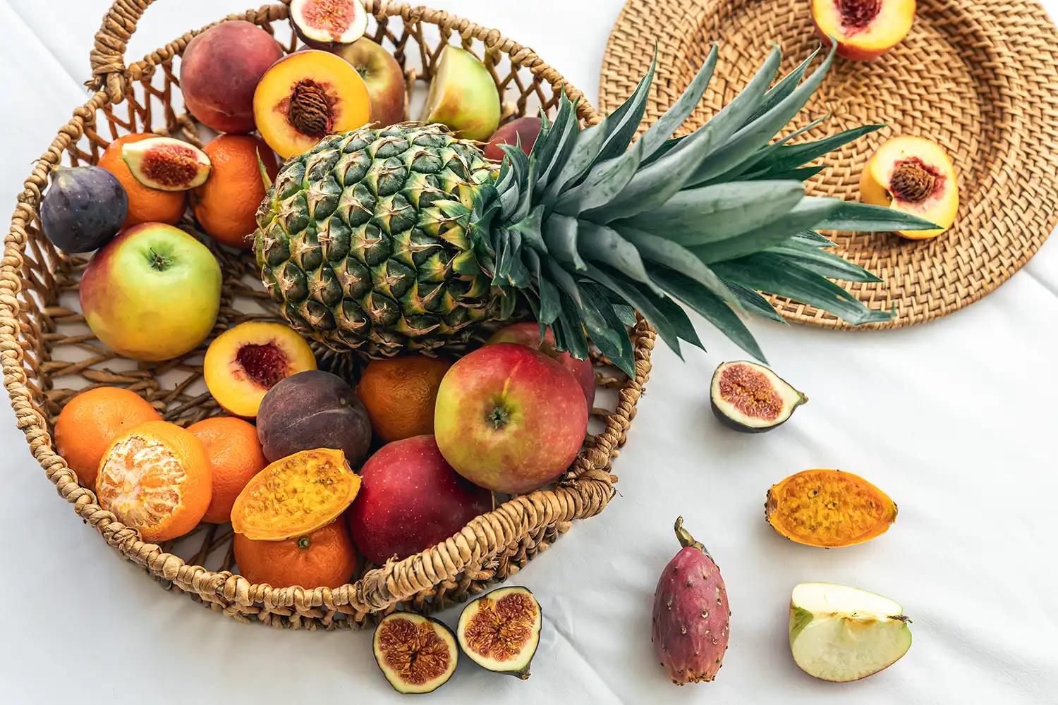 Panier fruits frais variés peches abricots pommes figues ananas pour énergie sportive