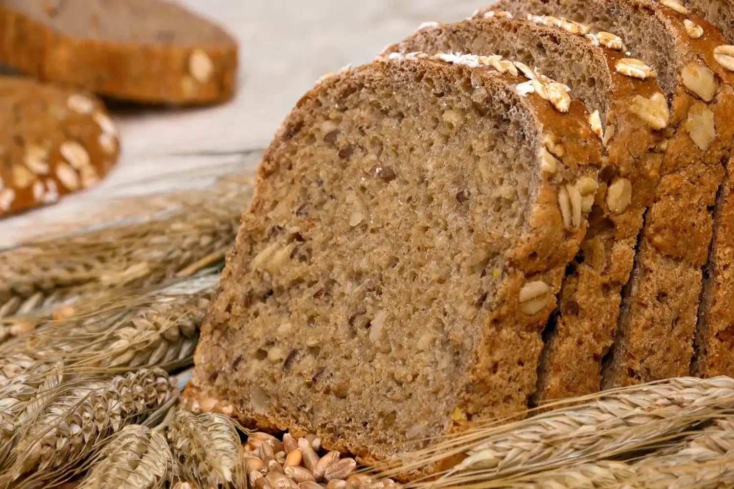 Pain complet aux céréales et graines, riche en fibres pour une alimentation équilibrée et énergétique