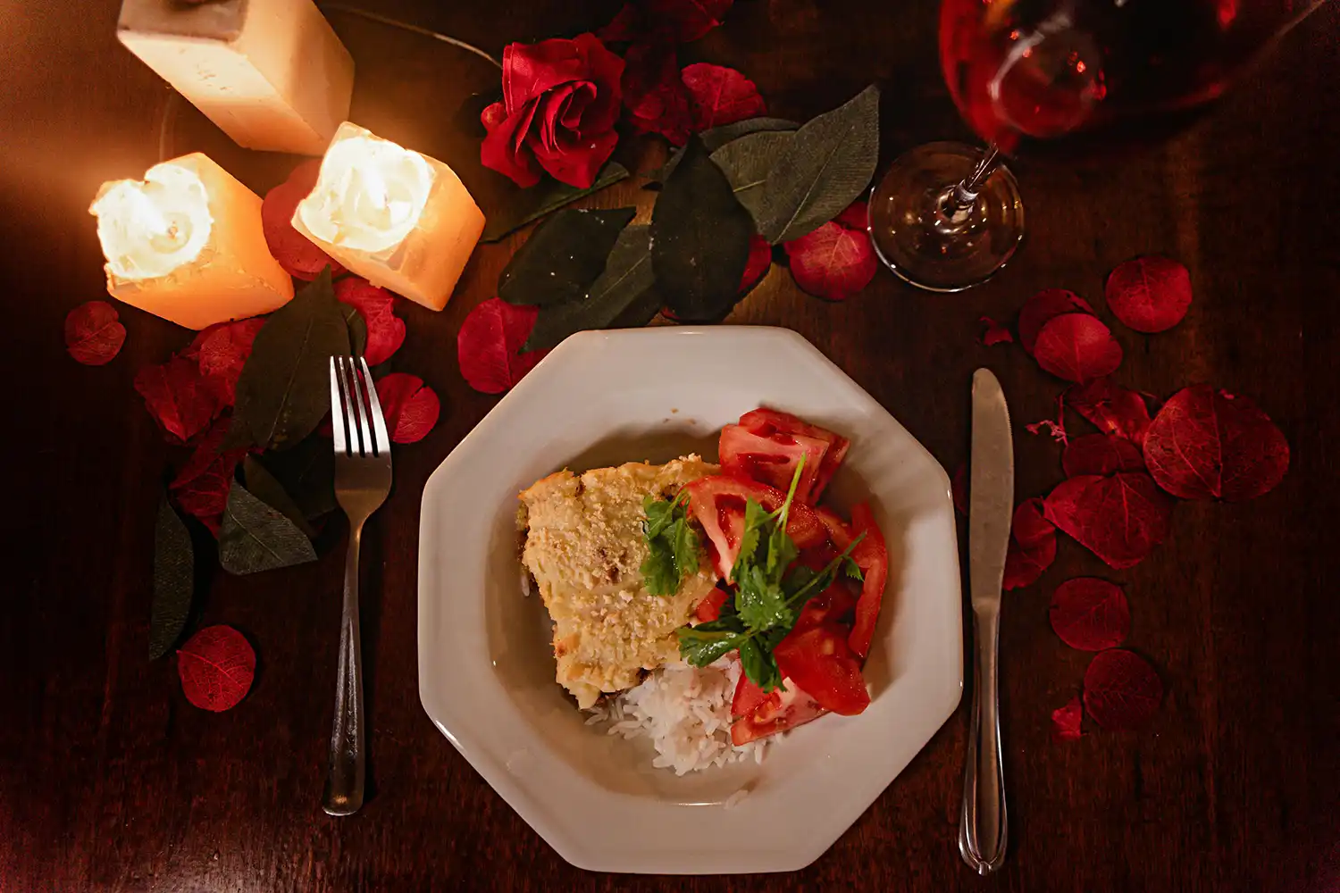 Plateau repas équilibré Saint-Valentin avec assiette légère, légumes frais et décoration romantique