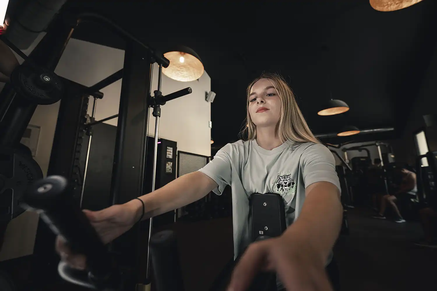 Jeune femme utilisant machine à musculation salle sport Keepcool