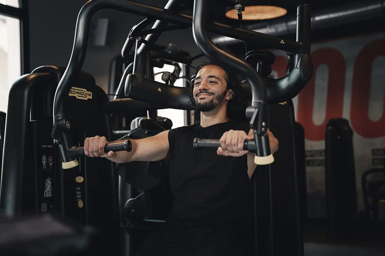 Homme utilisant machine à pectoraux en salle de musculation Keepcool