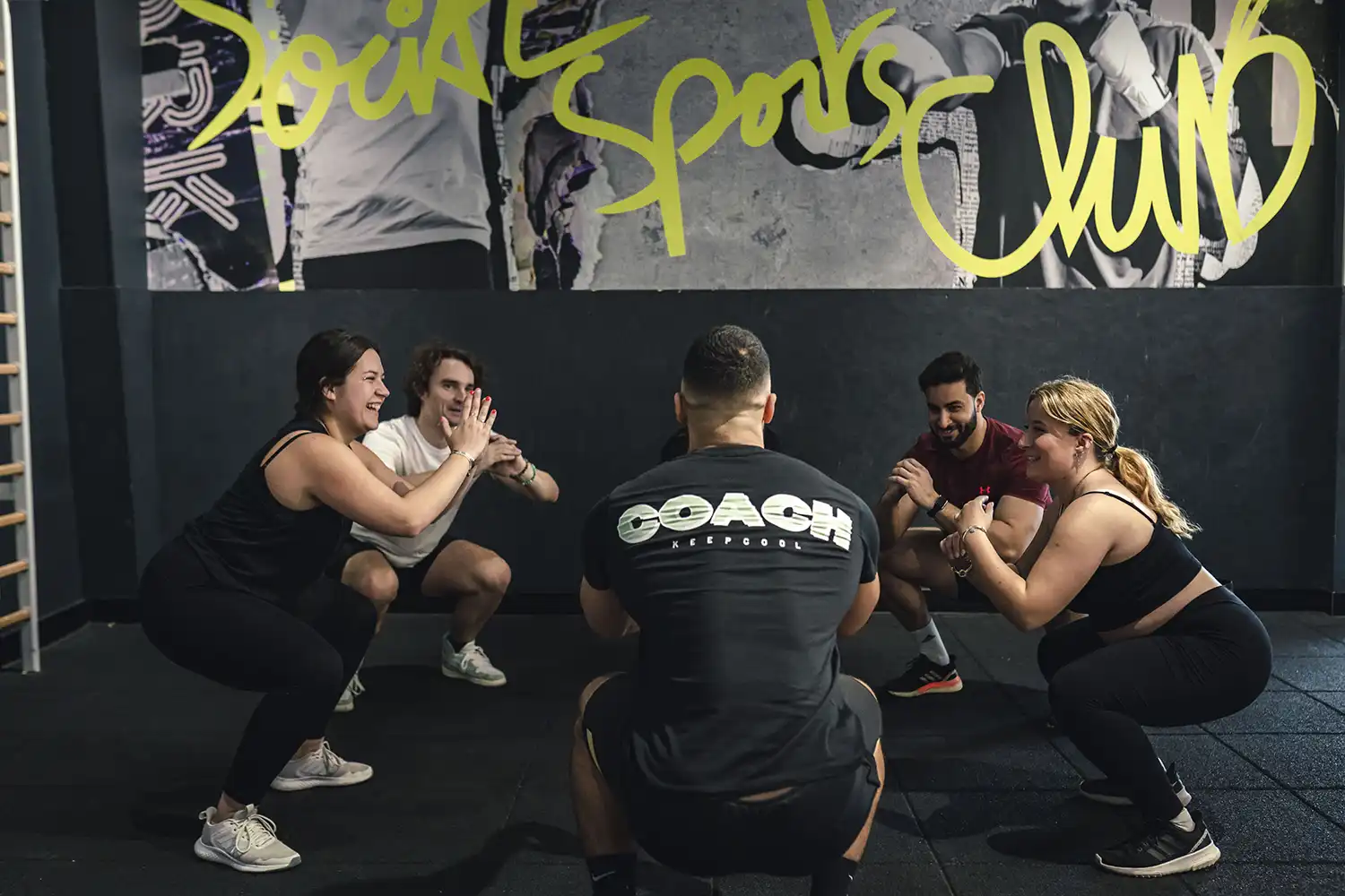 Cours collectifs HIIT en salle Keepcool avec coach et participants en mouvement dynamique