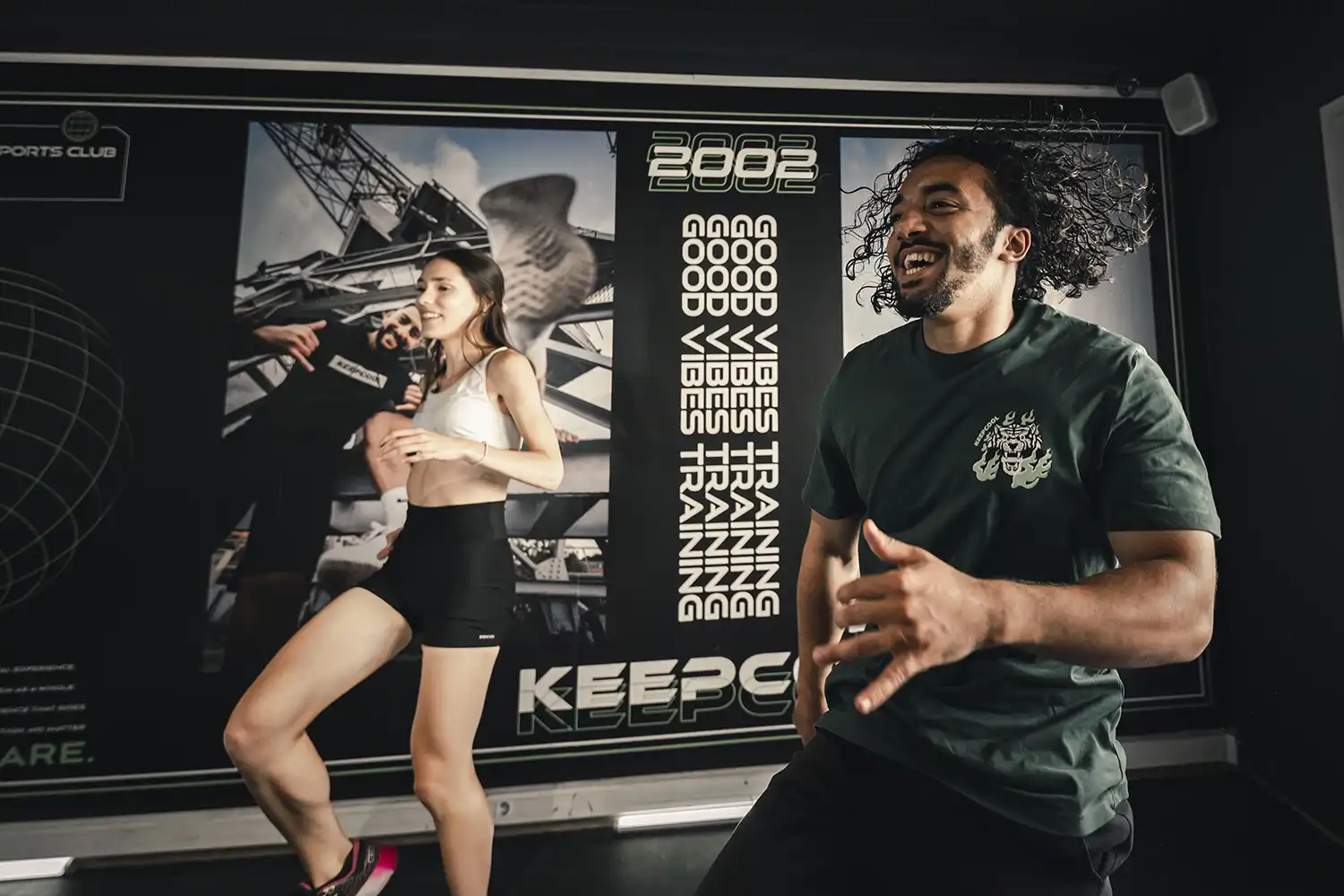 Homme souriant salle sport Keepcool cours collectifs énergie dynamique
