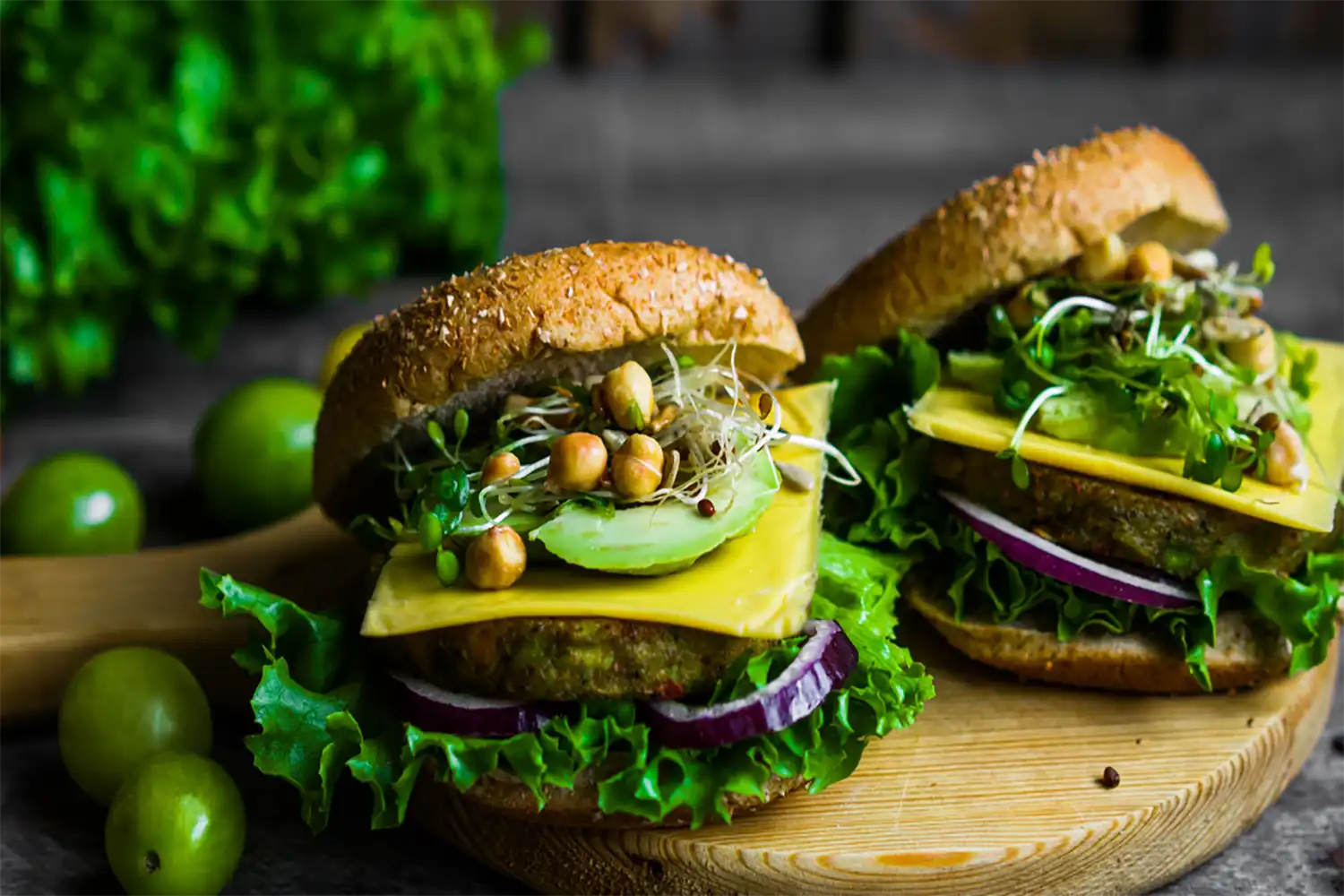 Burger protéiné aux légumes frais, salade et graines, idéal pour alimentation sportive équilibrée
