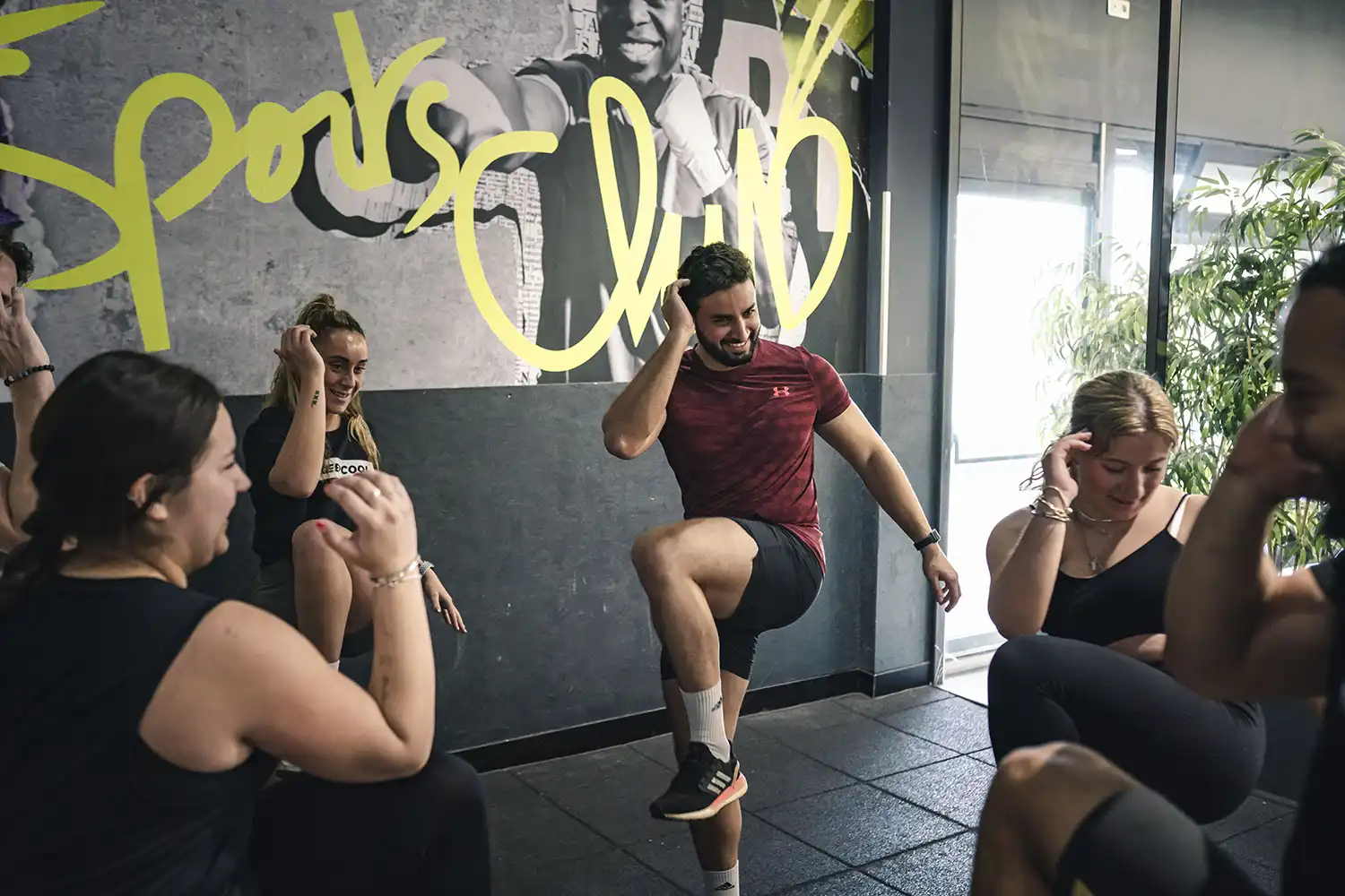 Cours collectif sport club entraînement cardio mouvement dynamique groupe fitness salle Keepcool