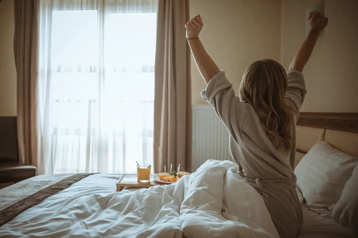 Personne s'étire au réveil dans un lit, routine matinale dynamique pour énergie et mobilité