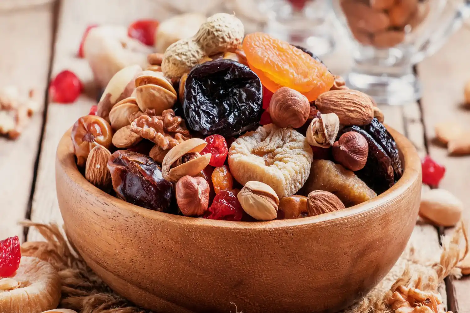 Bowl mélange noix fruits secs énergie rapide et lente pour alimentation sportive équilibrée