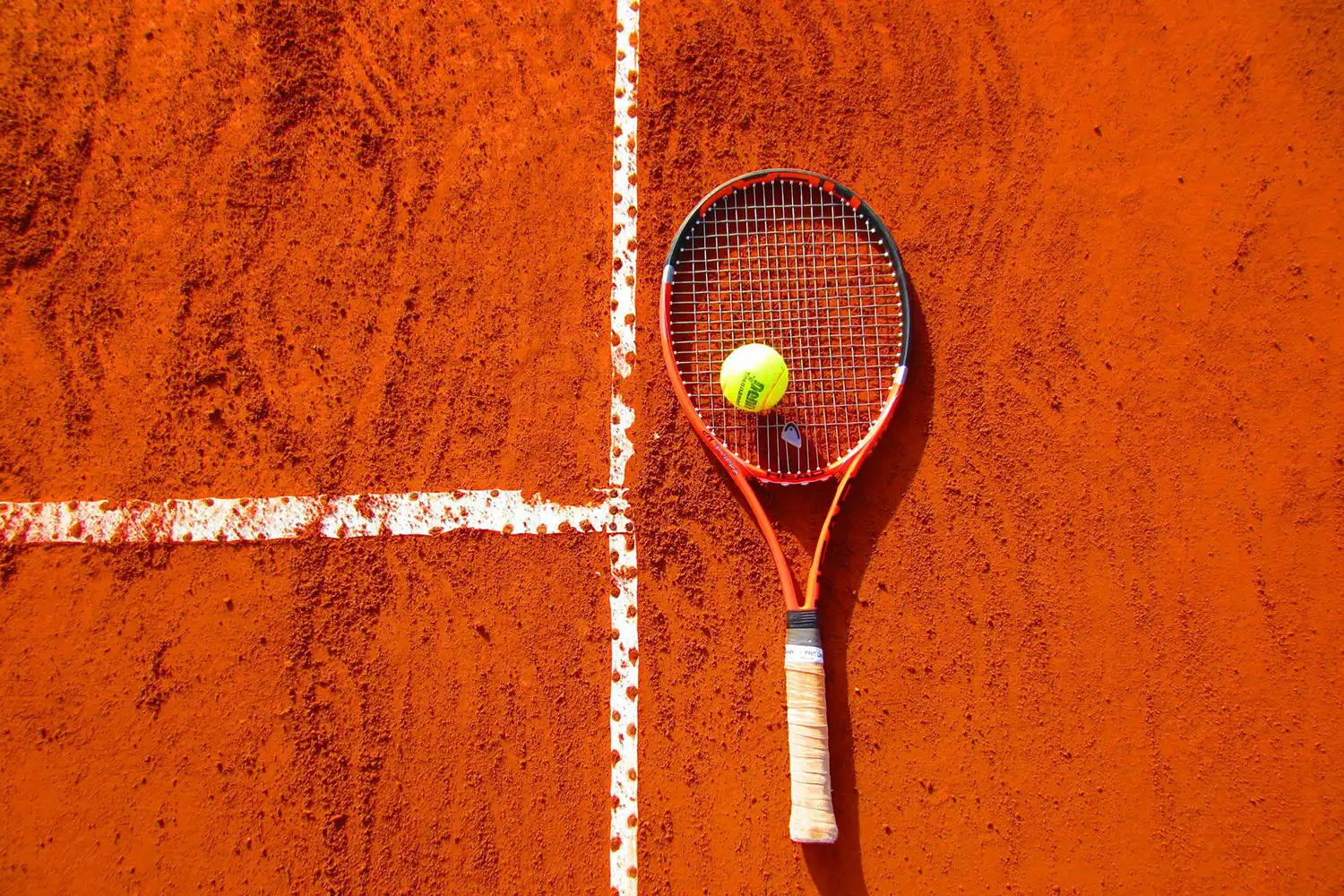 Raquette de tennis sur court avec balle, idéal pour entraînement cardio et renforcement musculaire.