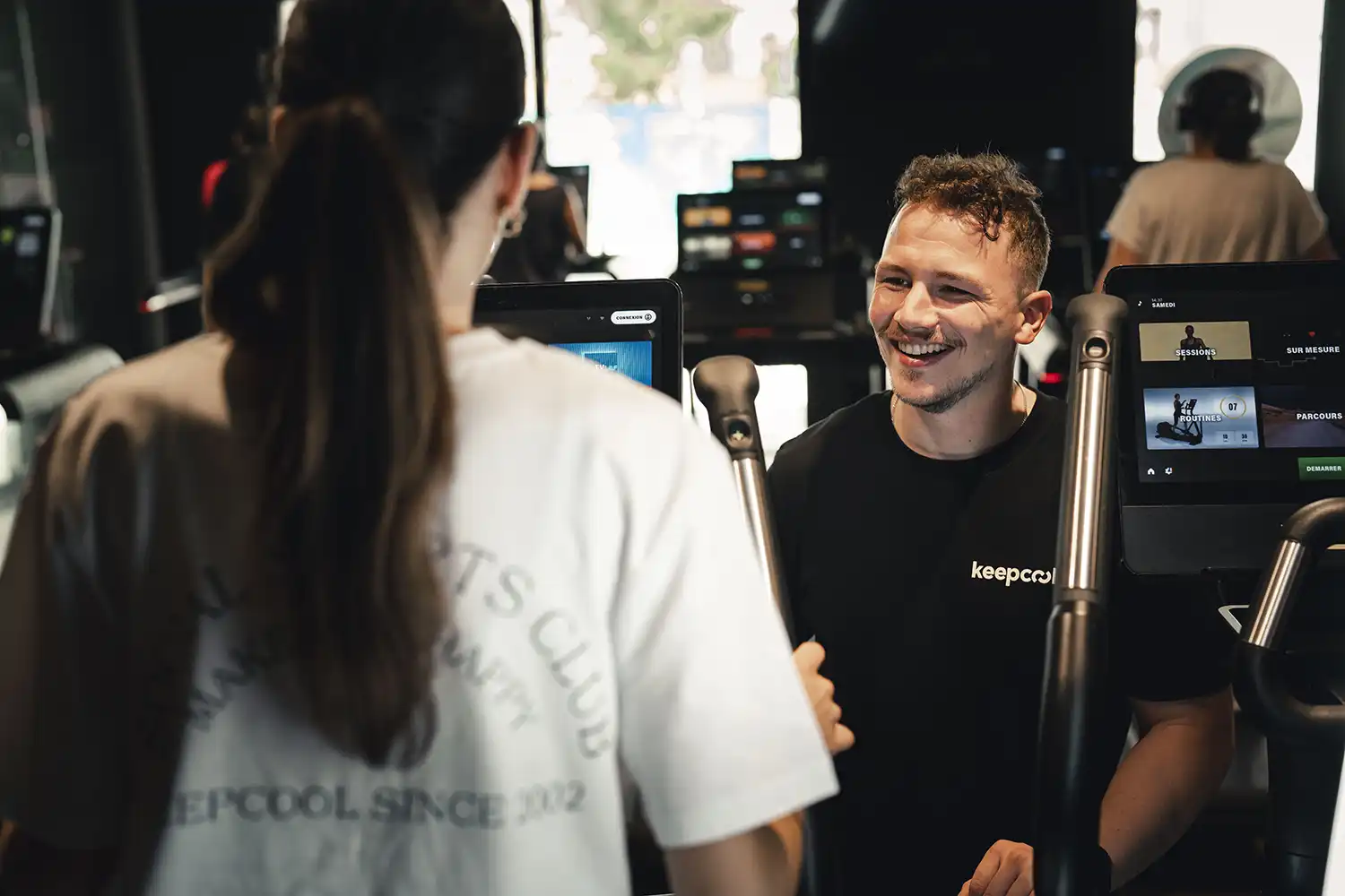 Coach Keepcool échange avec membre salle sport ambiance motivante