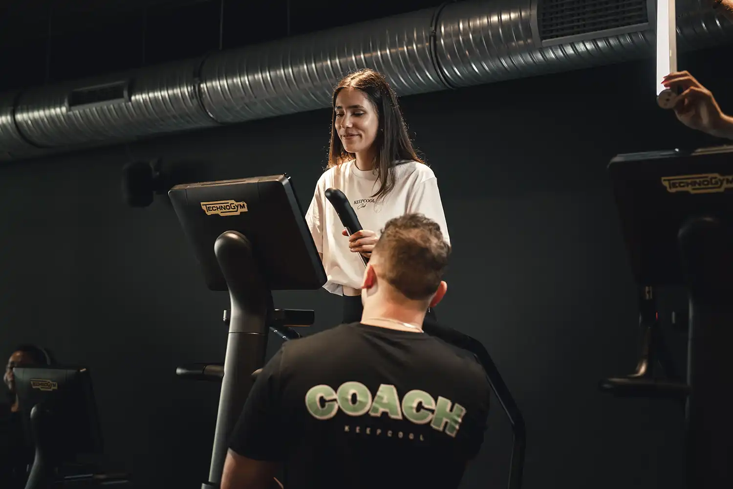 Coaching sportif personnalisé Keepcool avec instructrice et client en salle de sport