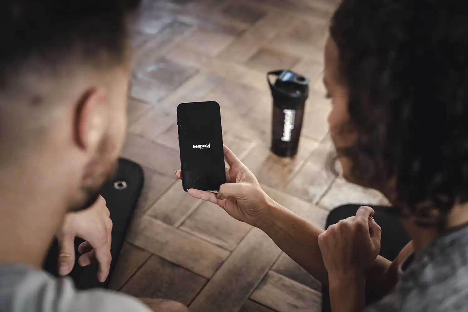 Application Keepcool affichée sur smartphone noir