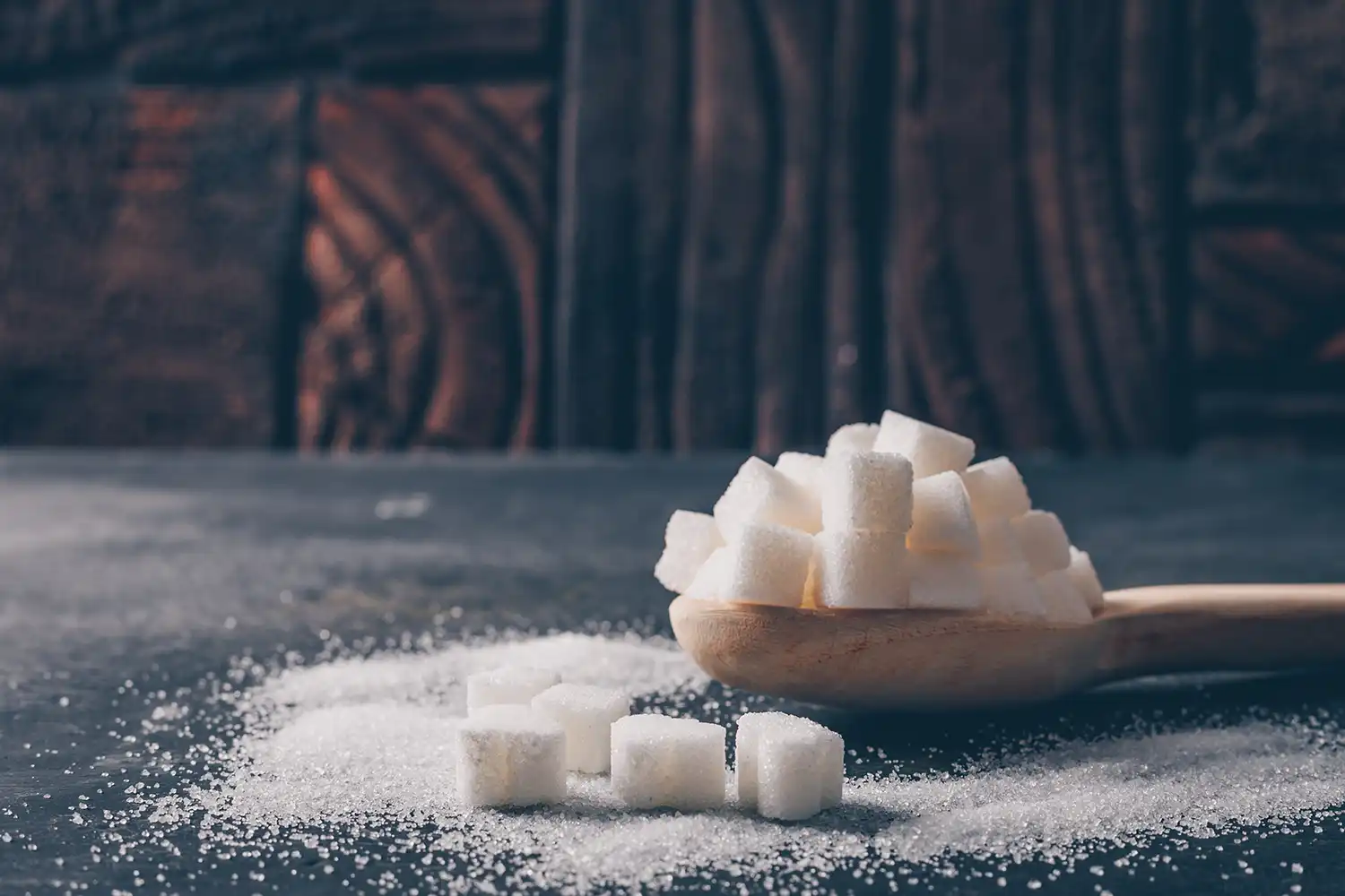 Sucres cubes et poudre sur cuillère bois, conseils alimentation équilibrée sport santé