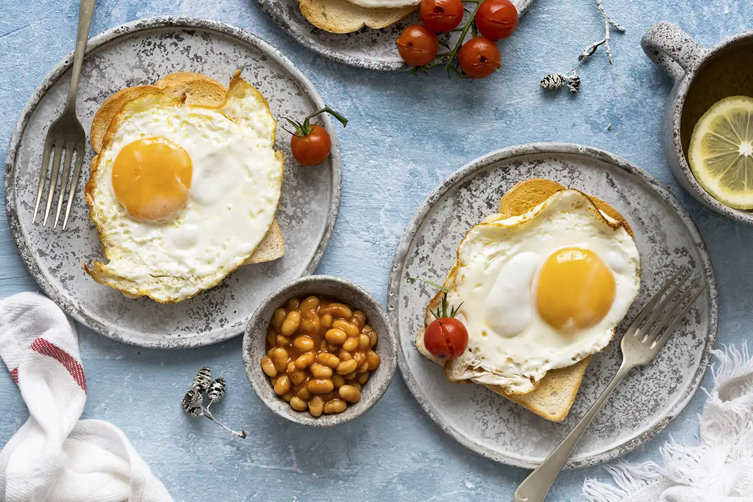 Petit-déjeuner protéiné œufs poêlés, tomates cerises, chickpeas et pain grillé, idéal pour énergie et récupération musculaire