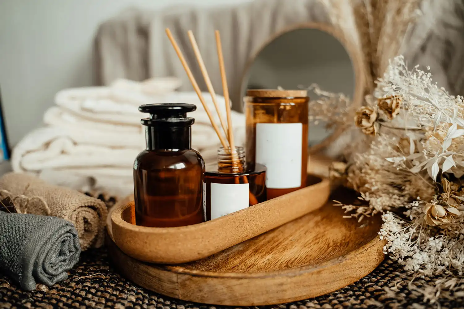Bouteilles aromatiques et accessoires bien-être sur plateau en bois, idéal pour détente et récupération musculaire