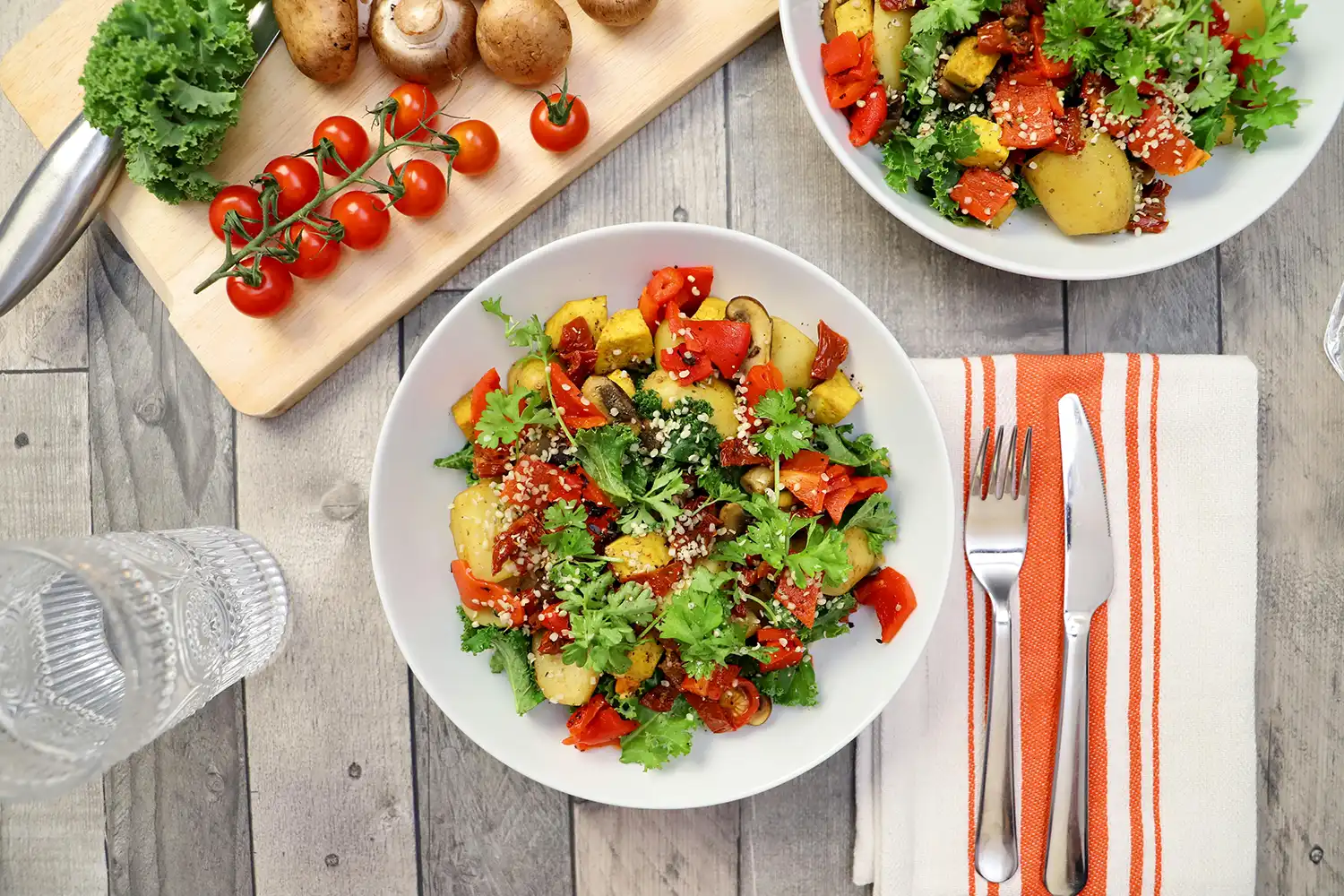 Salade végétarienne équilibrée aux légumes frais, protéines végétales et croûtons, idéale pour une alimentation saine et énergétique en salle de sport.