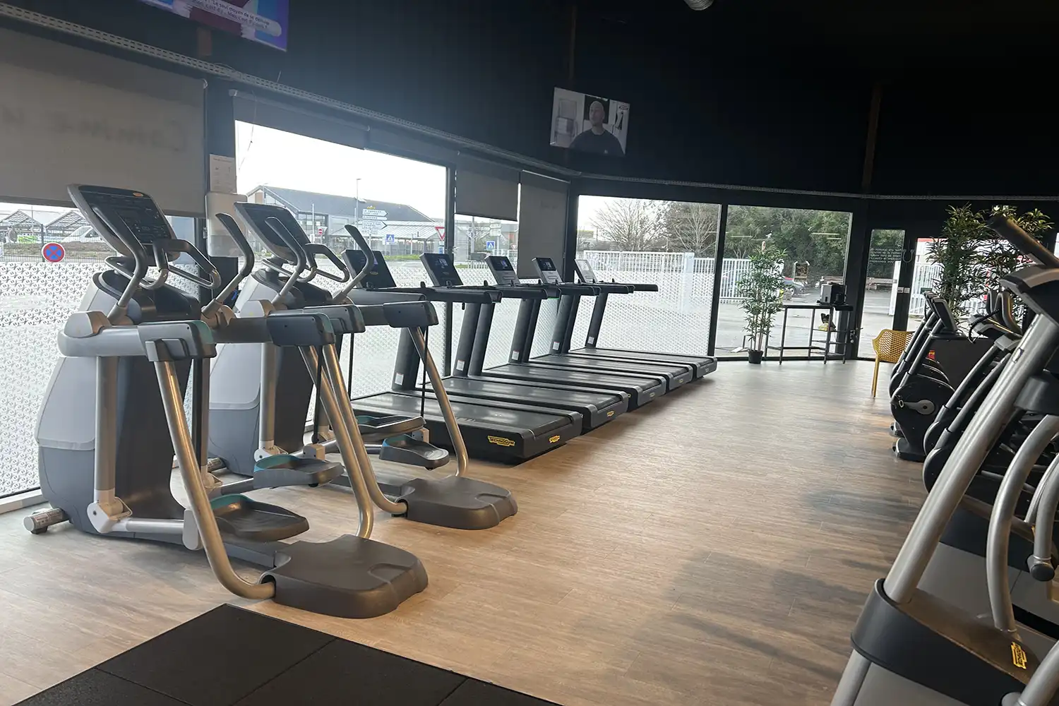 Salle cardio Keepcool Brest Plouzané avec tapis roulants et vélos d’appartement alignés