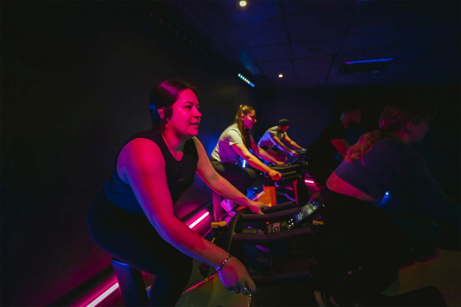 Cours collectif vélo indoor salle Keepcool ambiance lumineuse