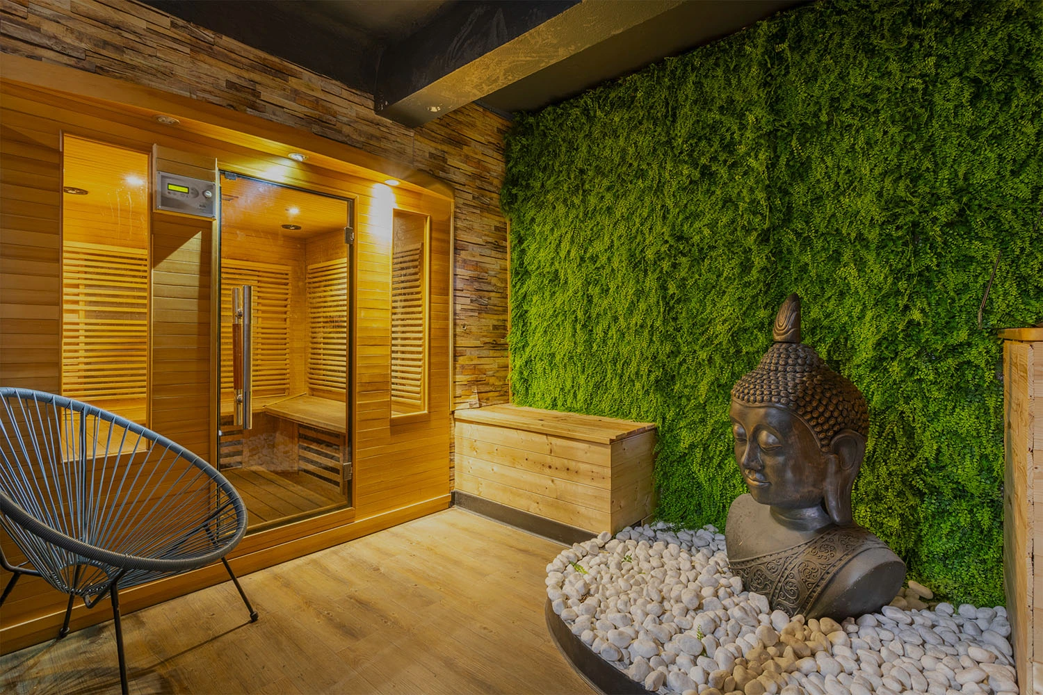 Espace détente sauna bois avec mur végétal et statue méditative, salle accessible dans salle de sport Keepcool