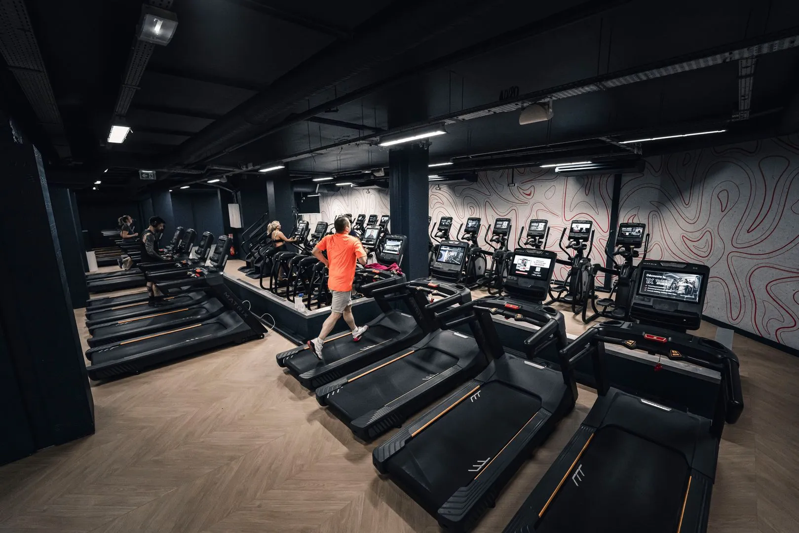Salle cardio Keepcool avec tapis de course et vélos elliptiques, espace fitness équipé pour entraînement intensif