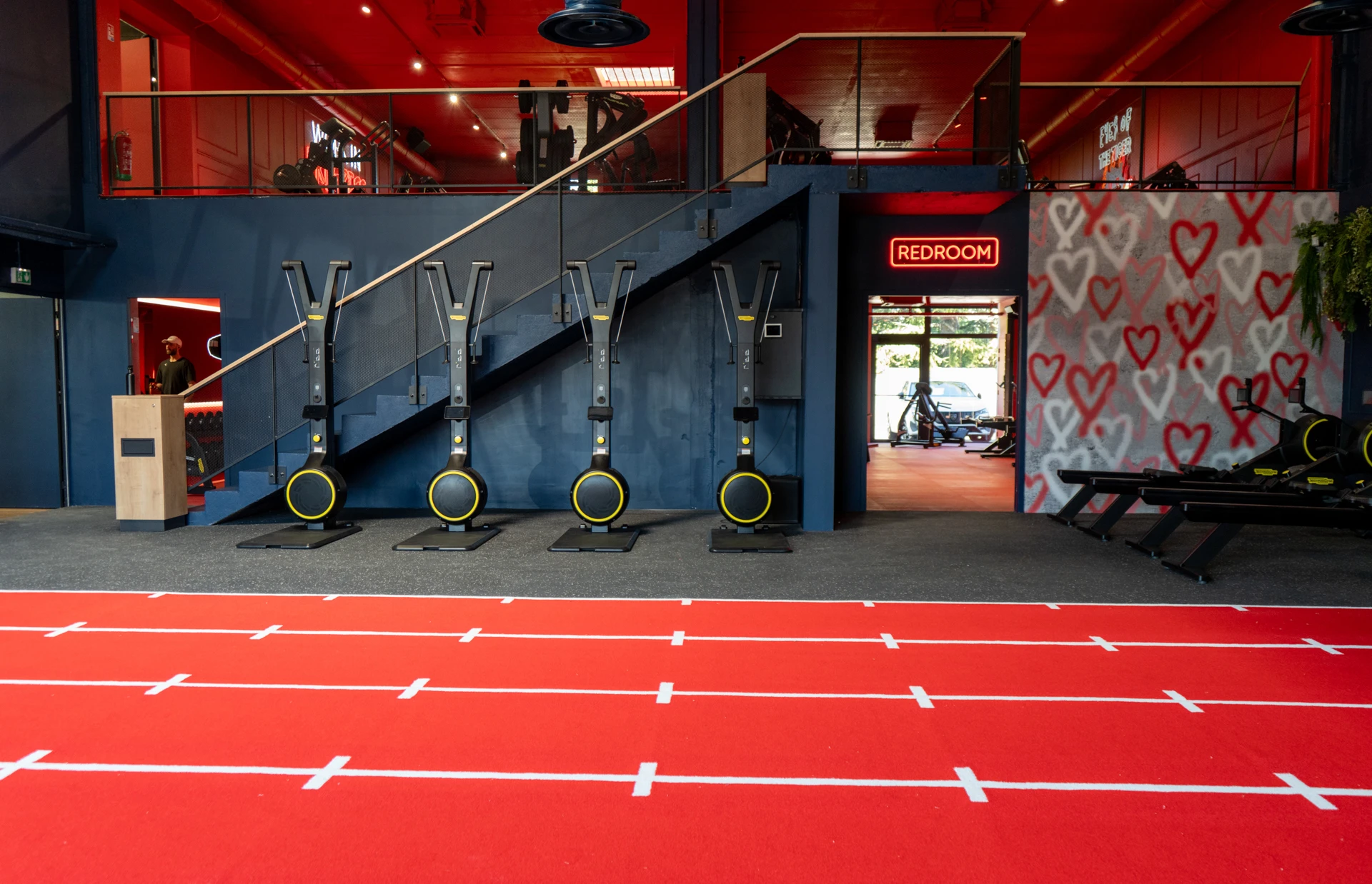 Salle de sport Keepcool avec tapis de course et escalier mécanique pour entraînement cardio