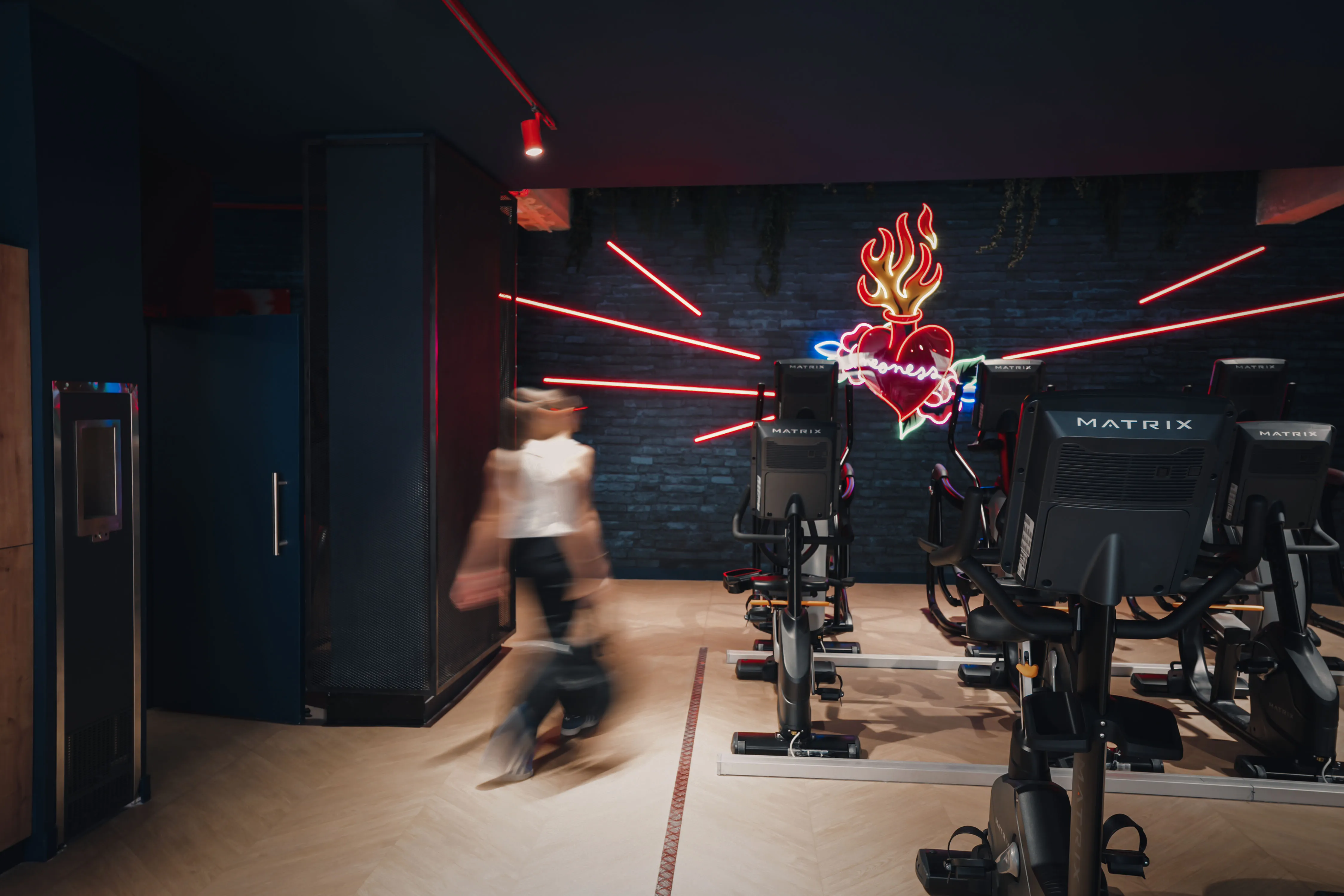 Salle de sport moderne équipée machines cardio lumineuses, ambiance dynamique Paris 13e Place d’Italie