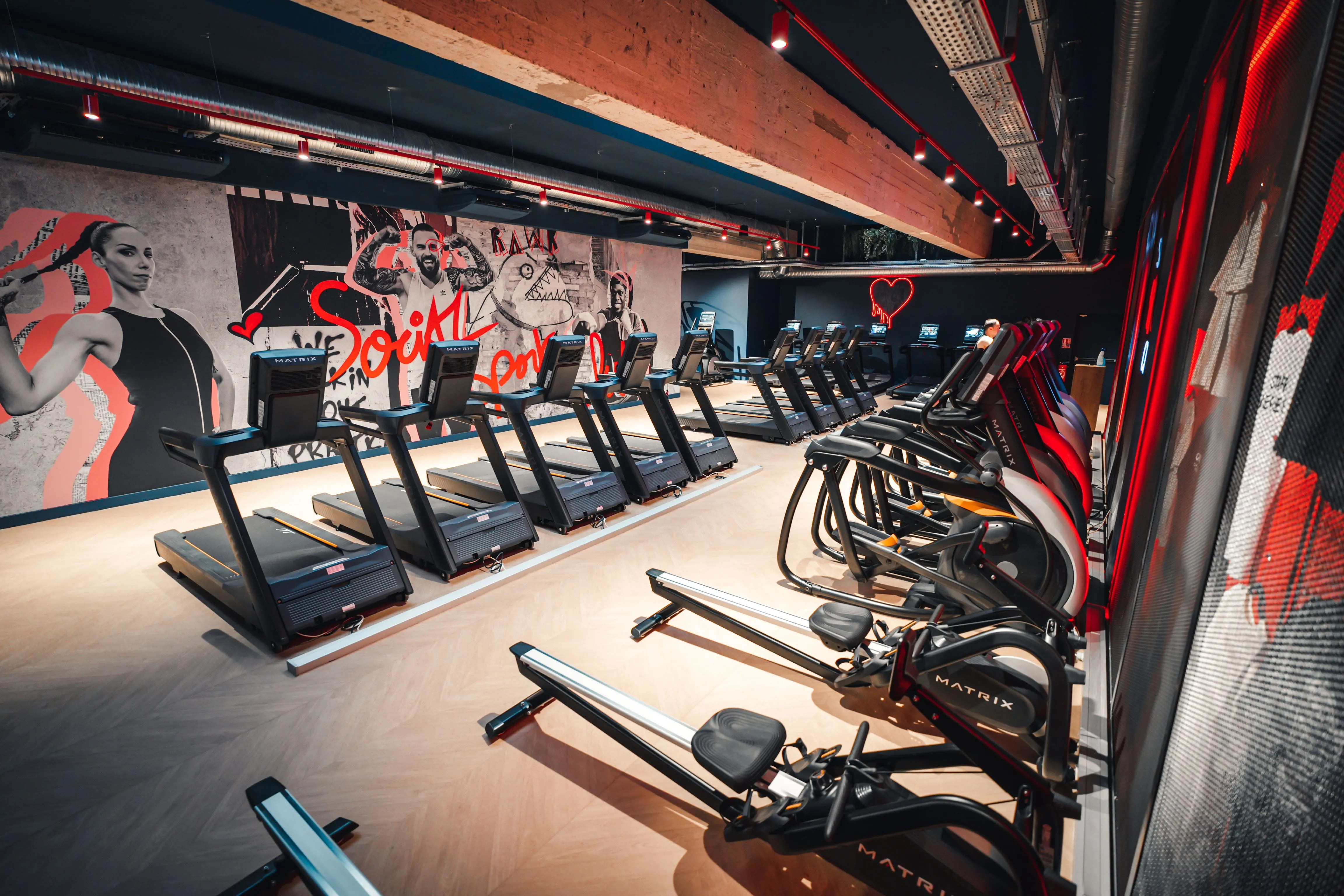 Salle de sport Keepcool Paris 19 Jaurès-Buttes Chaumont, équipements cardio alignés incluant vélos, rameurs et tapis de course.