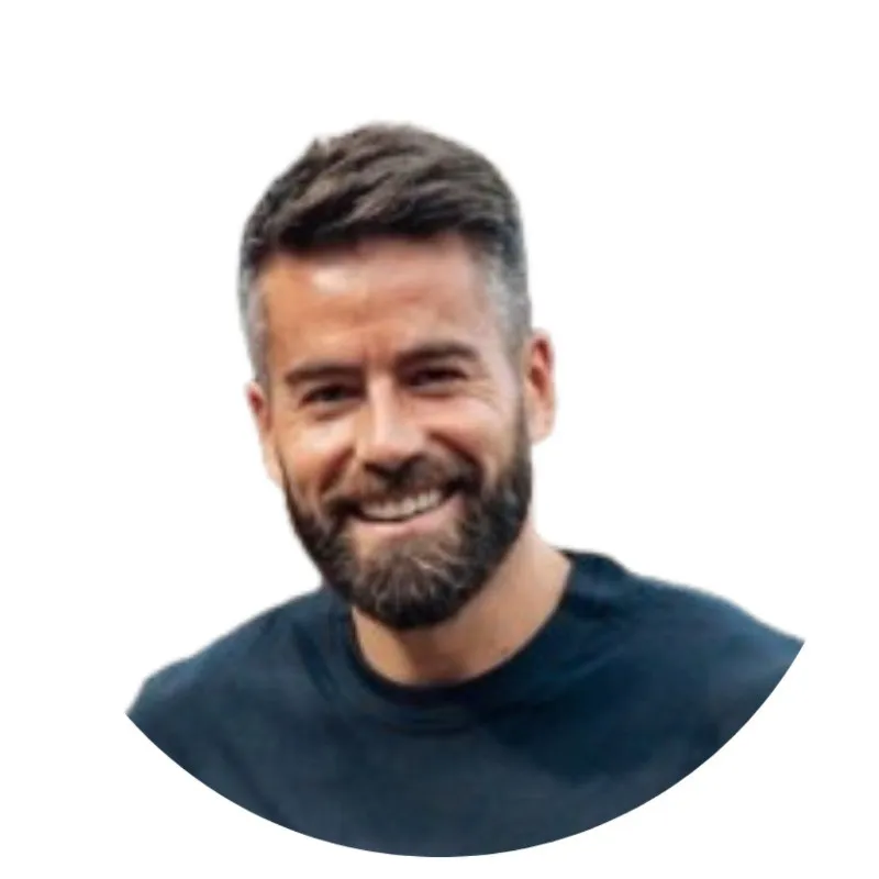 Homme souriant barbu, coach sportif Keepcool, salle de sport accessible