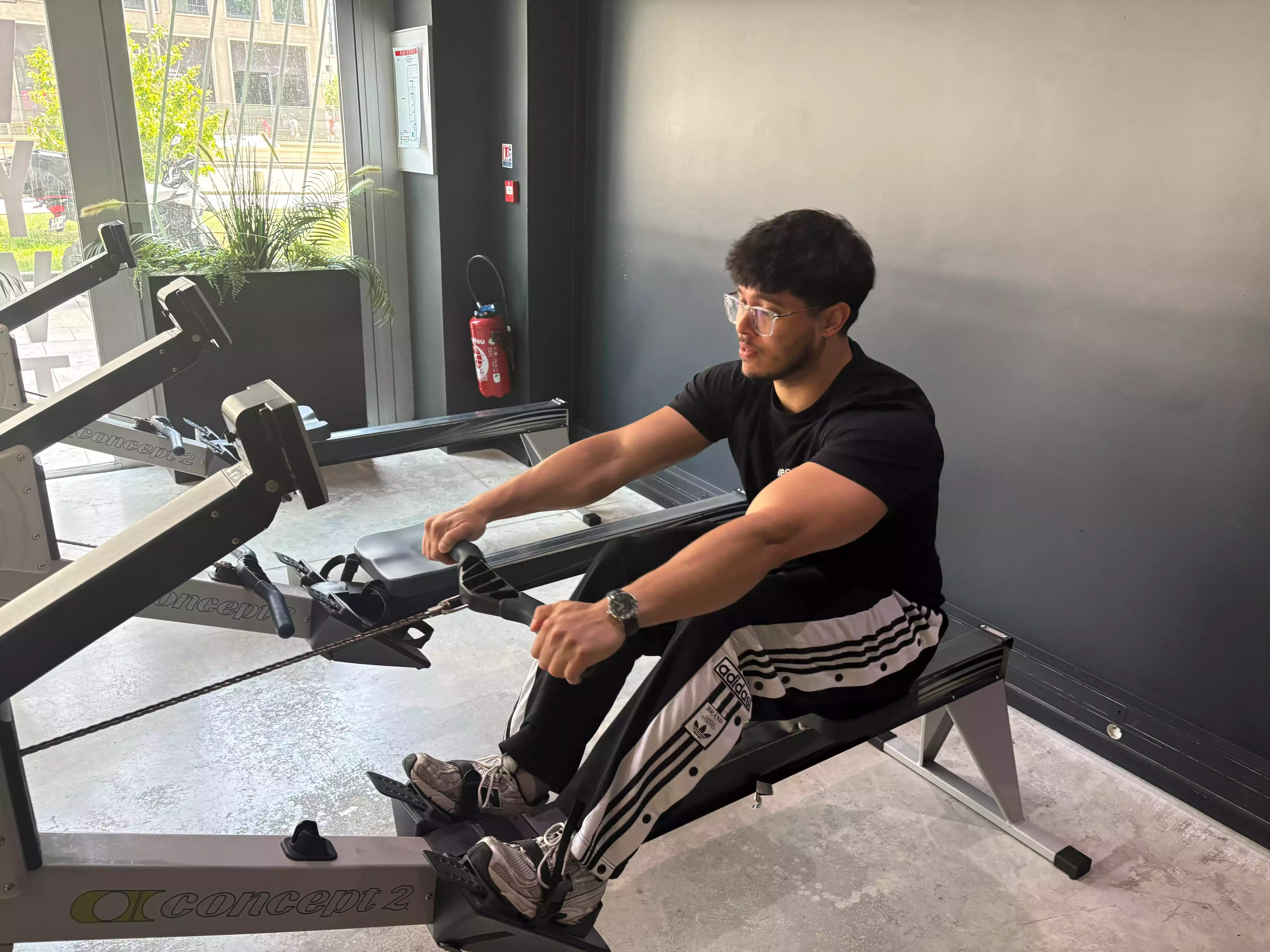 Homme utilisant rameur salle sport Keepcool entraînement cardio