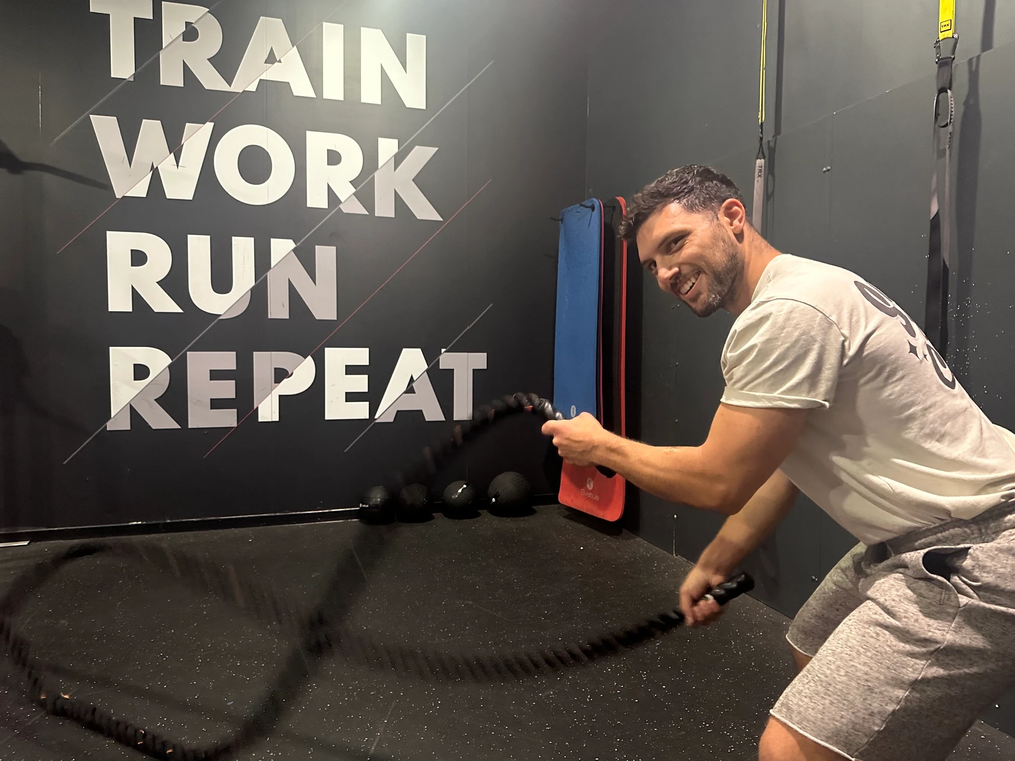 Homme en salle de sport utilisant corde à sauter Keepcool pour entraînement cardio intensif