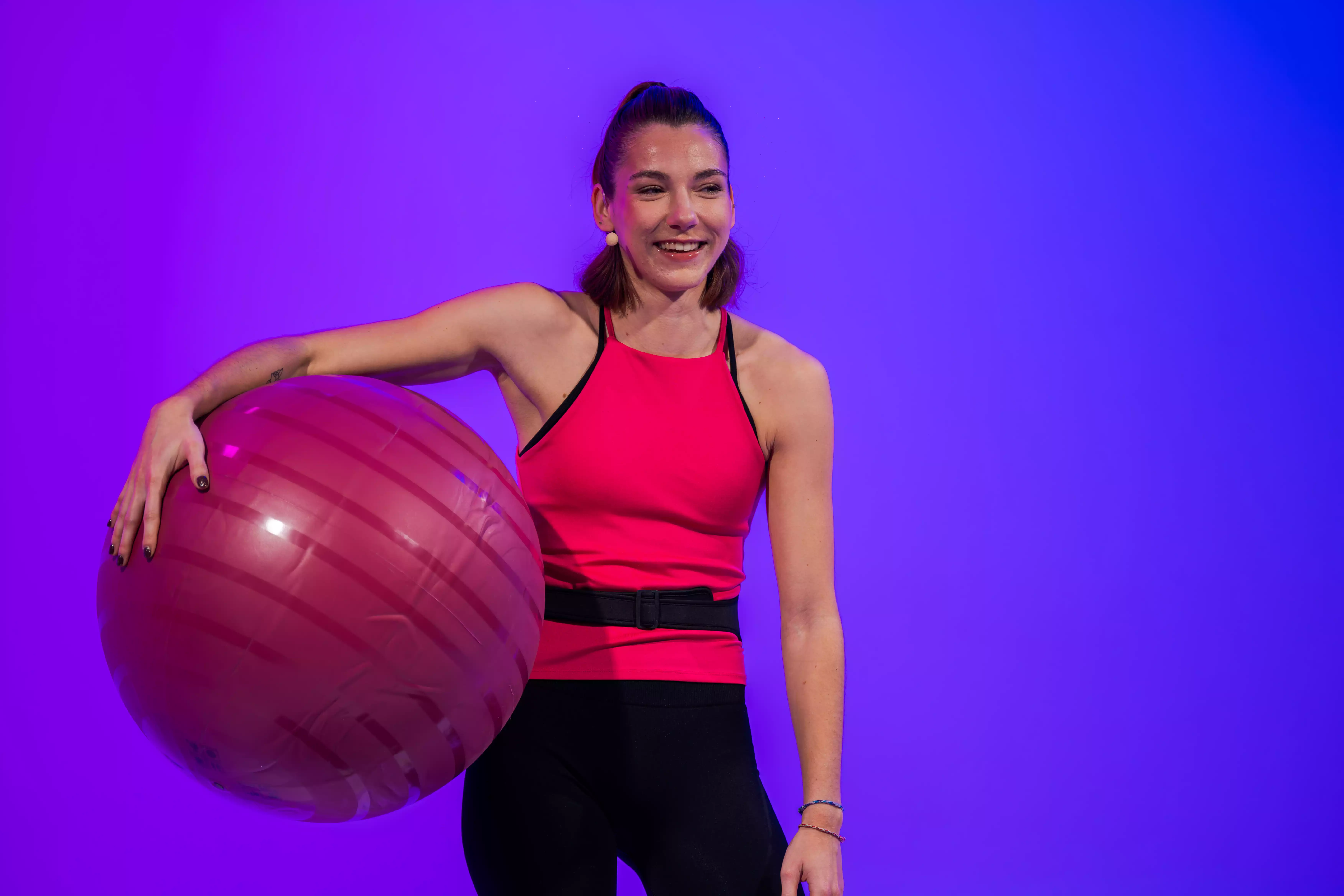 Femme utilisant boule de gym rouge cours fitness salle Keepcool