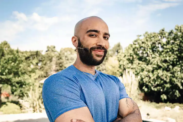 Homme souriant salle sport extérieur environnement motivant