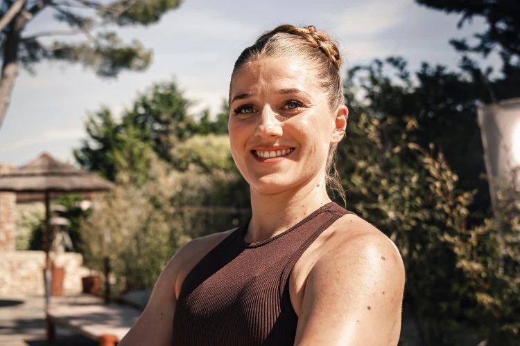 Femme souriante en tenue sport fitness extérieur, salle Keepcool.