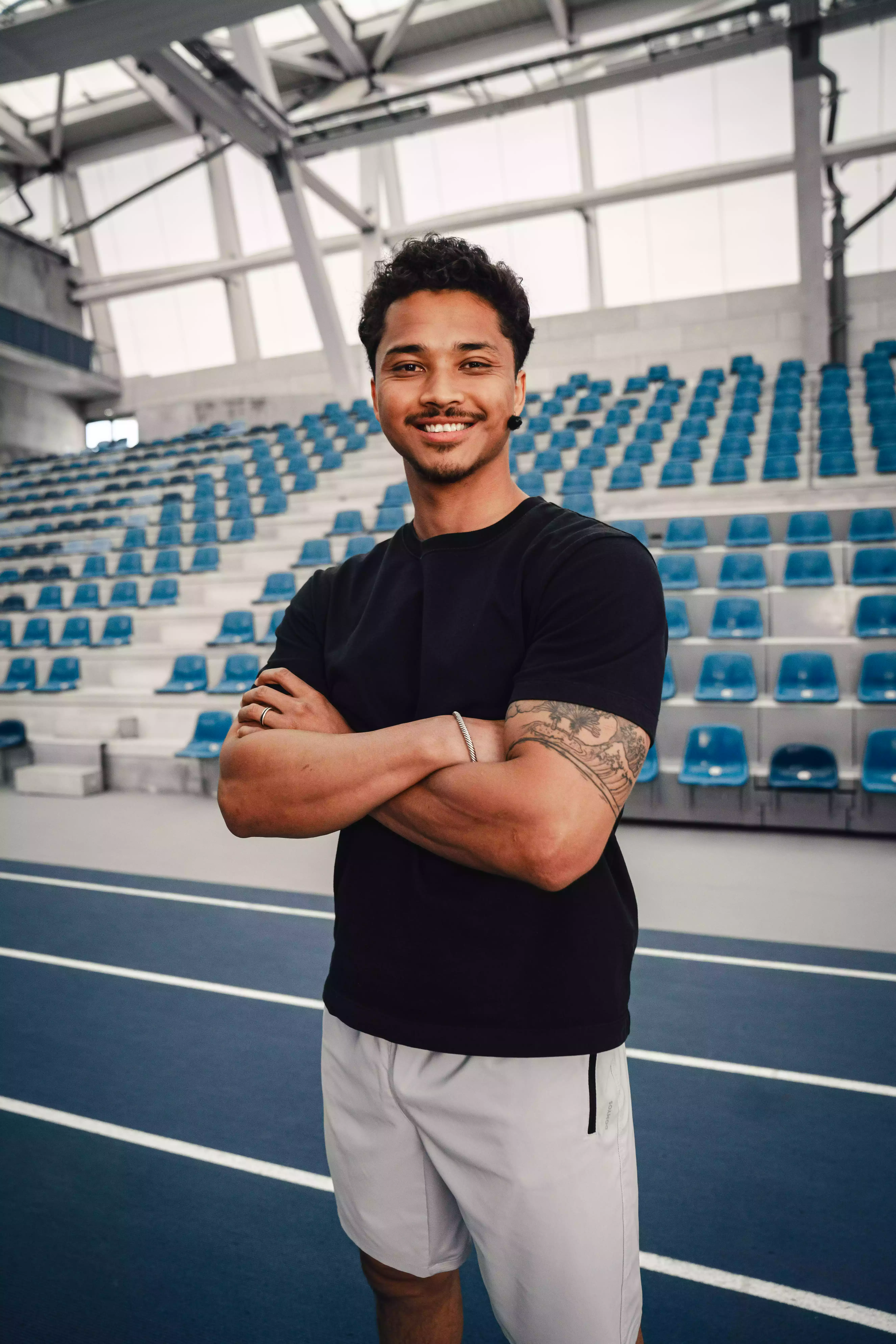 Athlète souriant en salle de sport Keepcool, bras croisés, court vêtement sport.