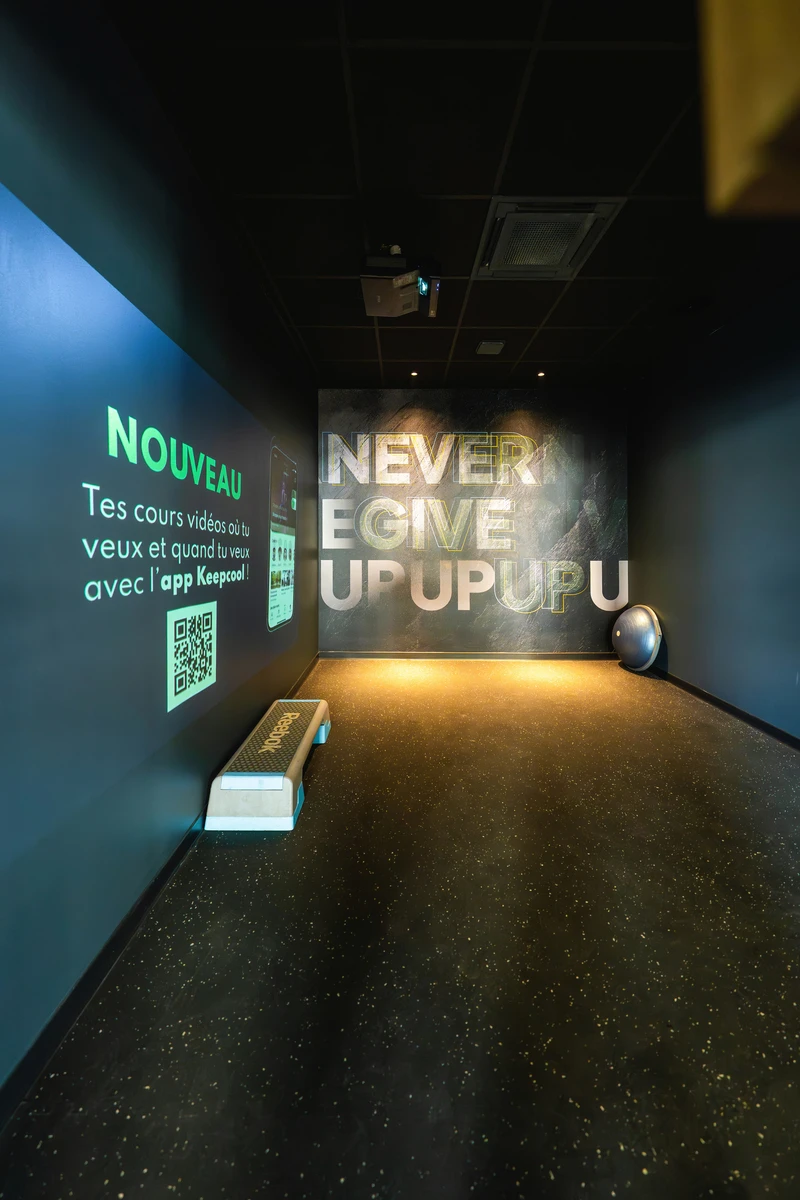 Espace Keepcool studio cours vidéo interactif Never Give Up cours collectifs salle fitness équipée