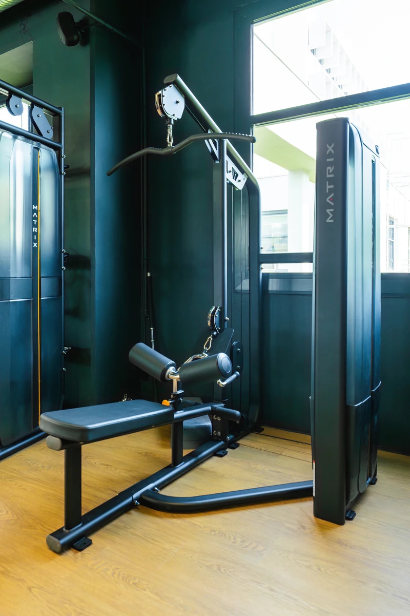 Machine à tirage vertical pour musculation dans salle Keepcool, équipement idéal pour développement dos et bras.