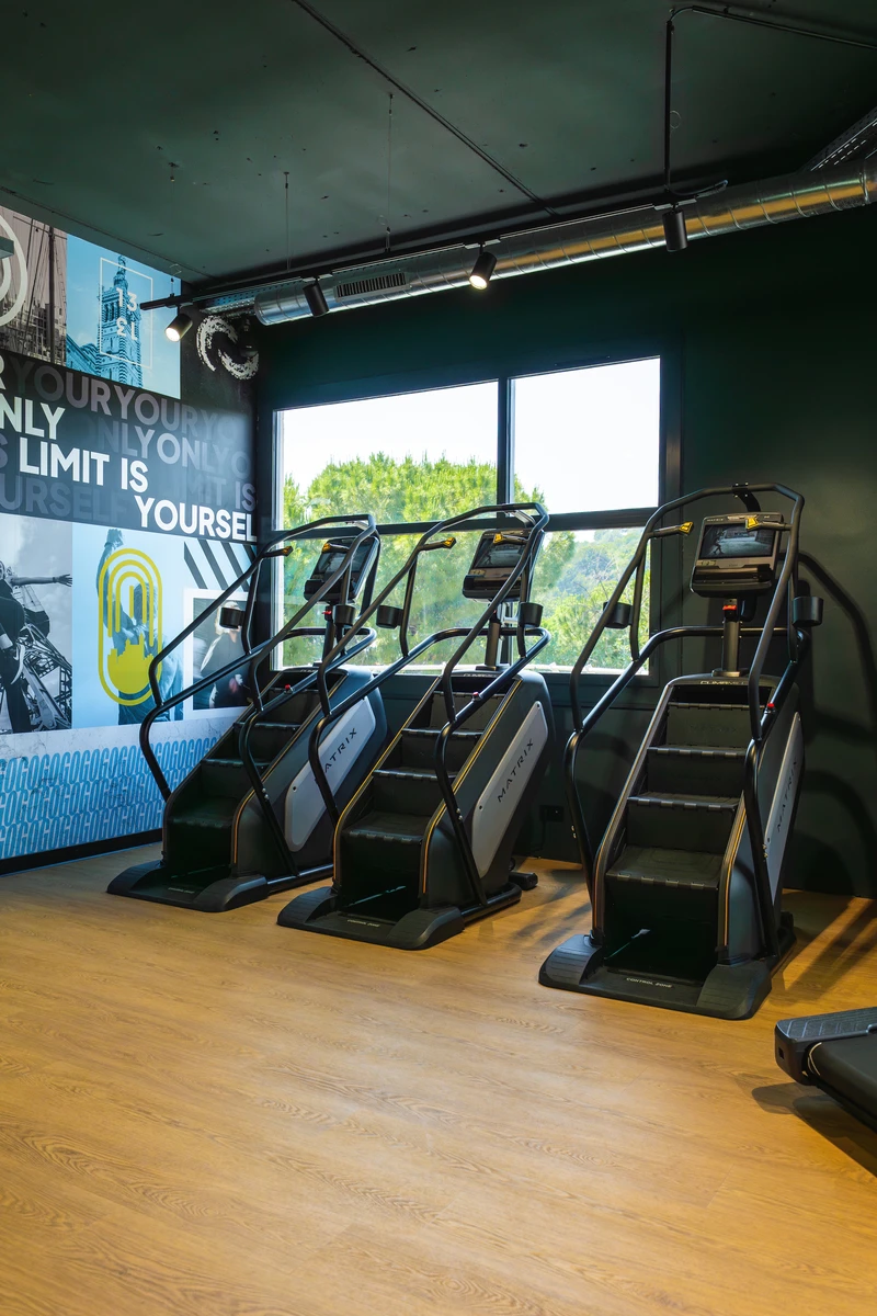 Salle Keepcool équipée de trois tapis de cardio incliné pour entraînement intensif et musculation.