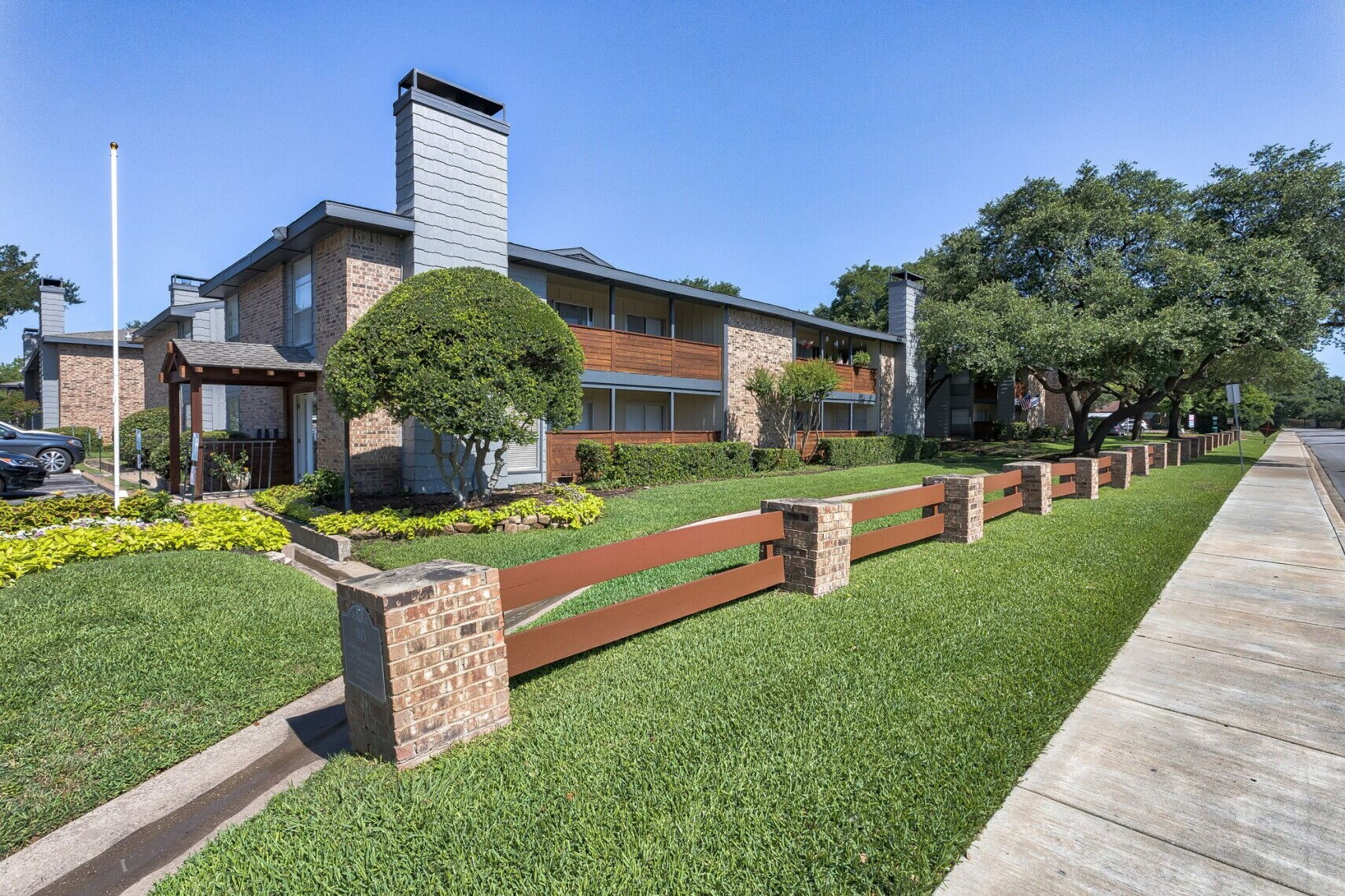 Exterior of building at Spring Creek Apartments in Richardson, Texas